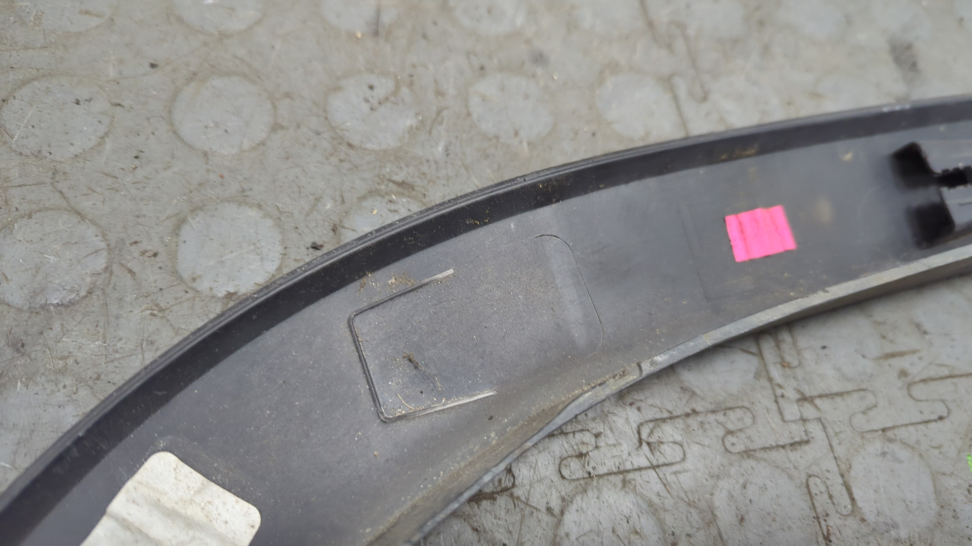 Накладка переднего крыла левого