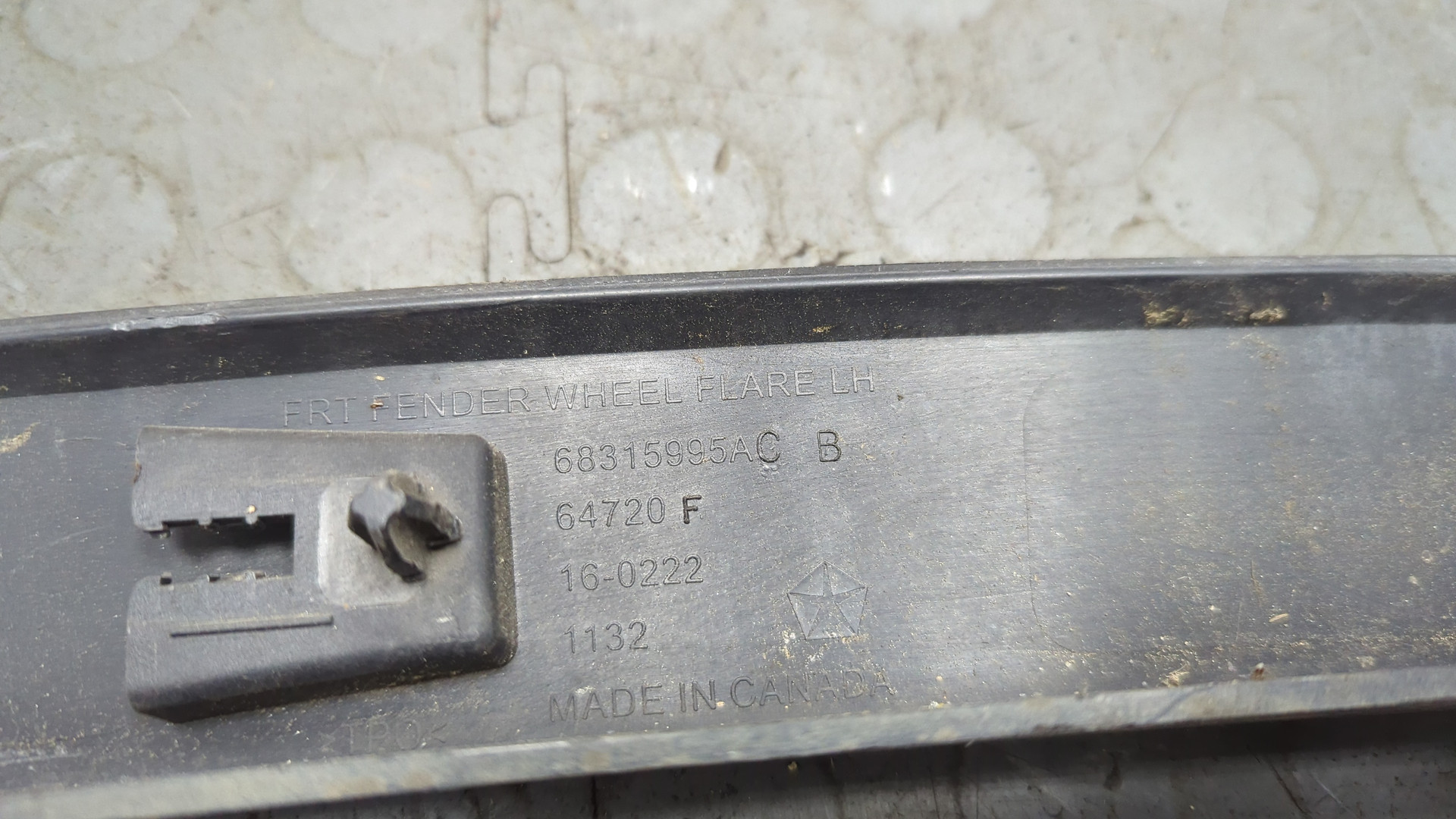 Накладка переднего крыла левого