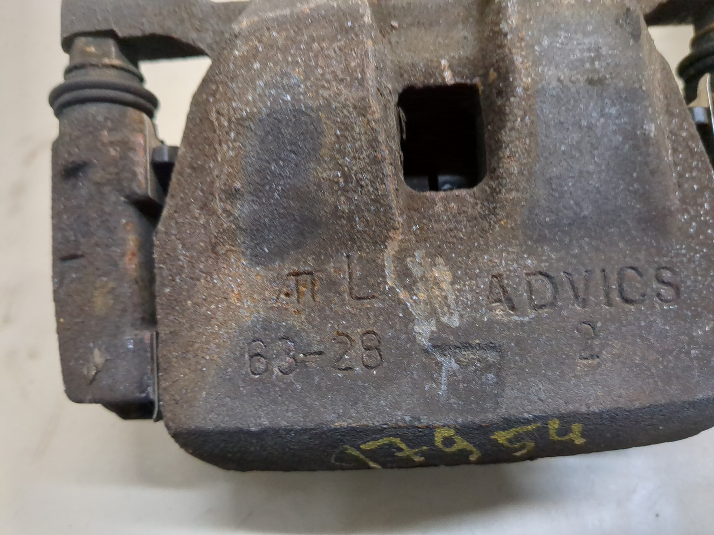 Суппорт передний левый