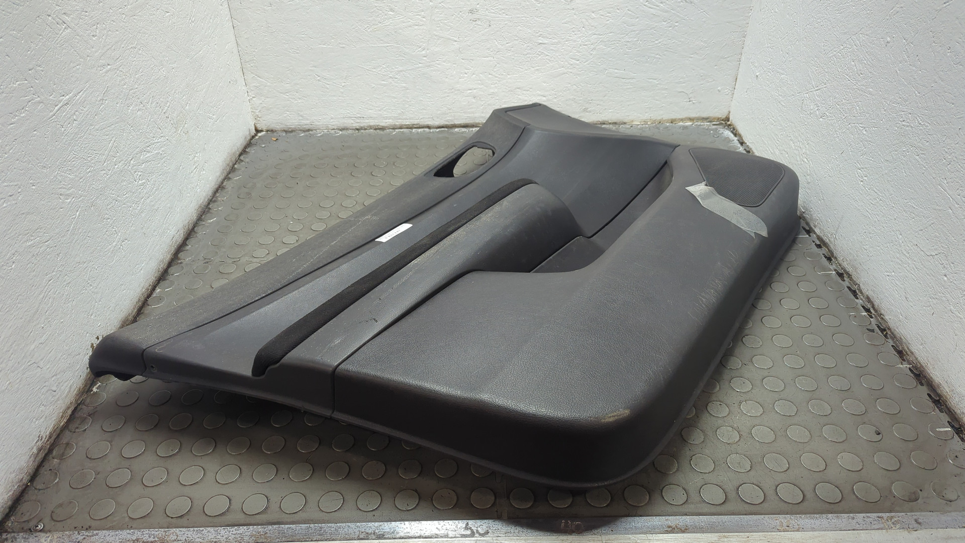 Обшивка двери передней левой