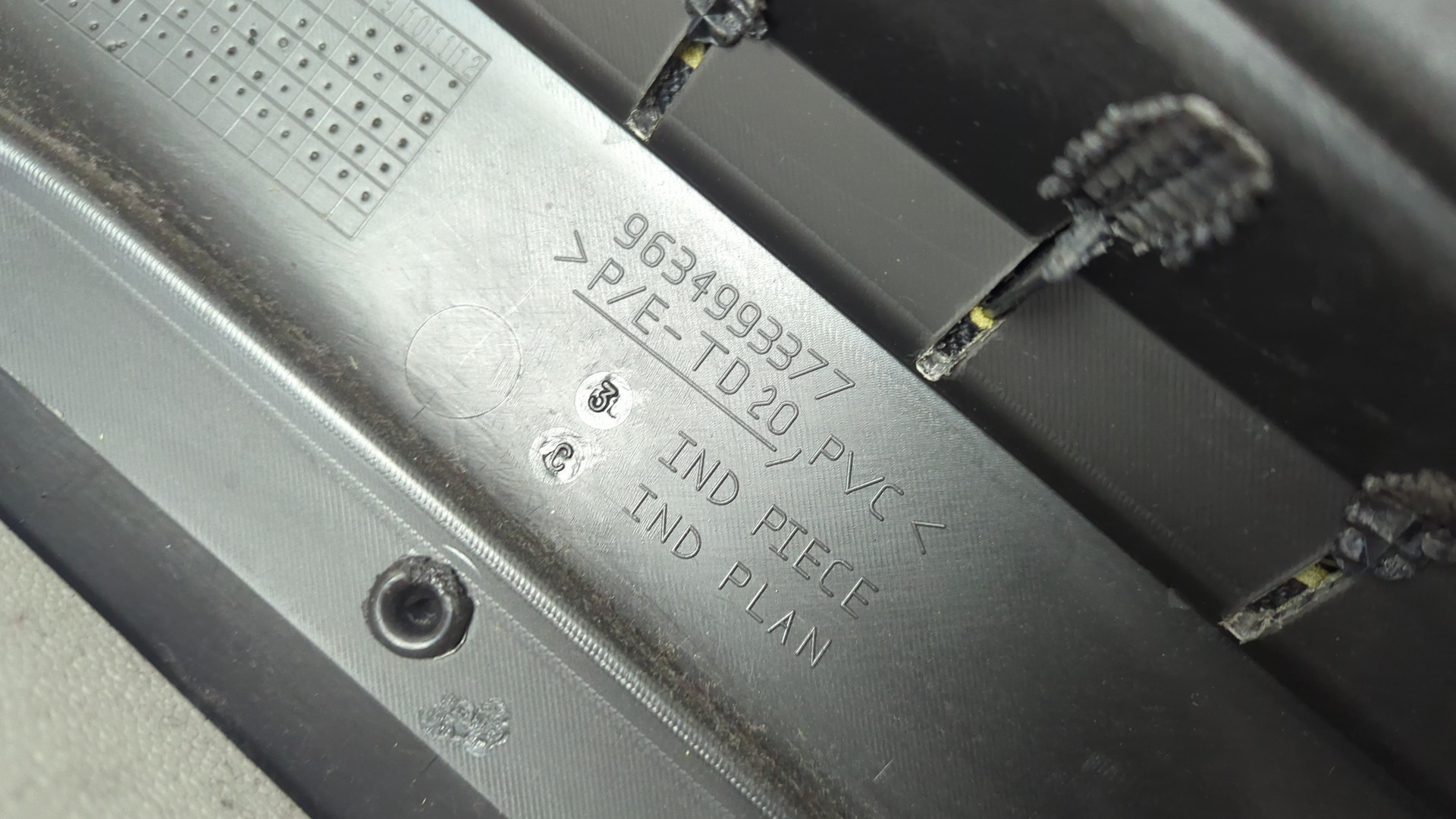 Обшивка двери передней левой