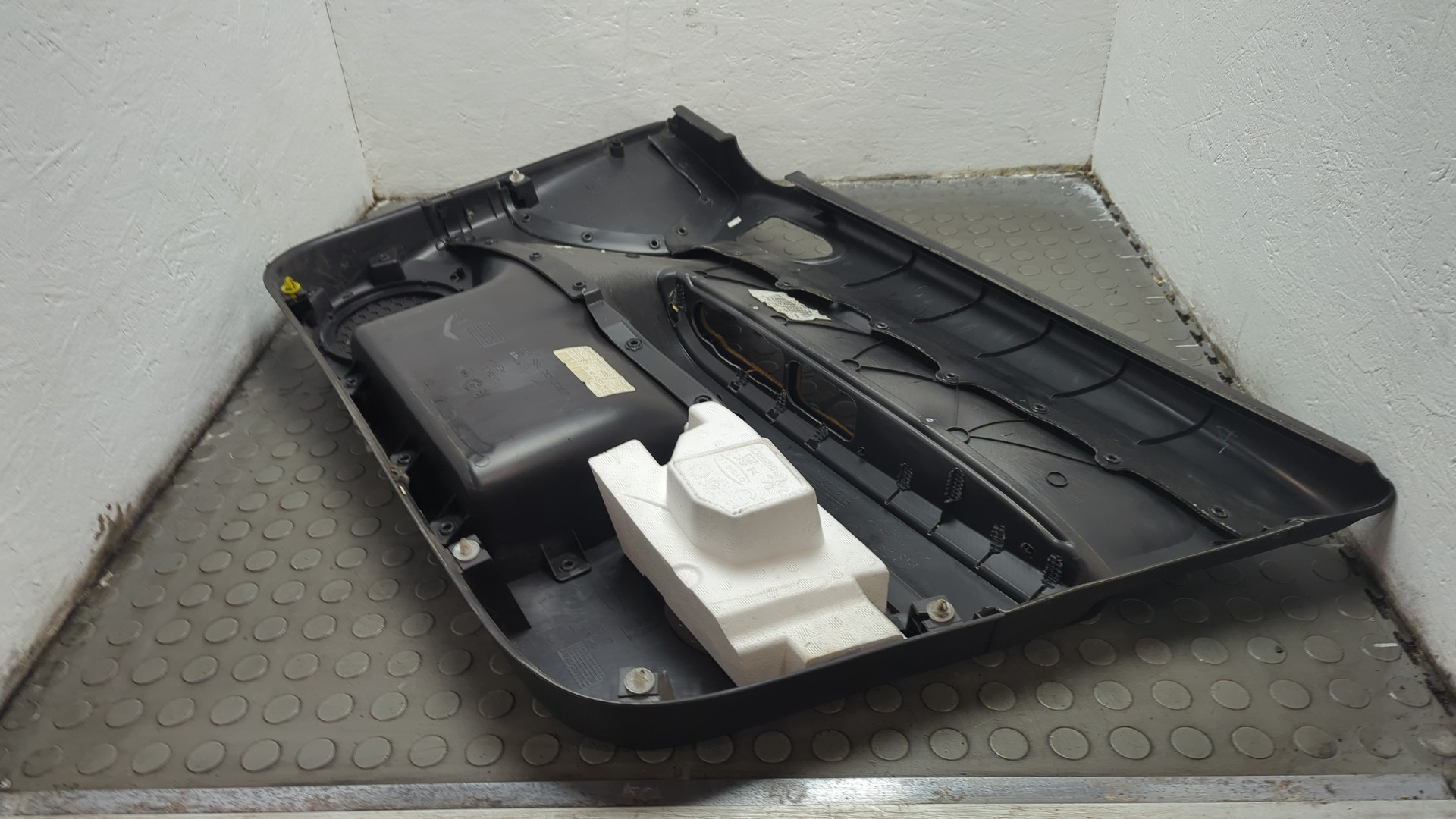 Обшивка двери передней левой