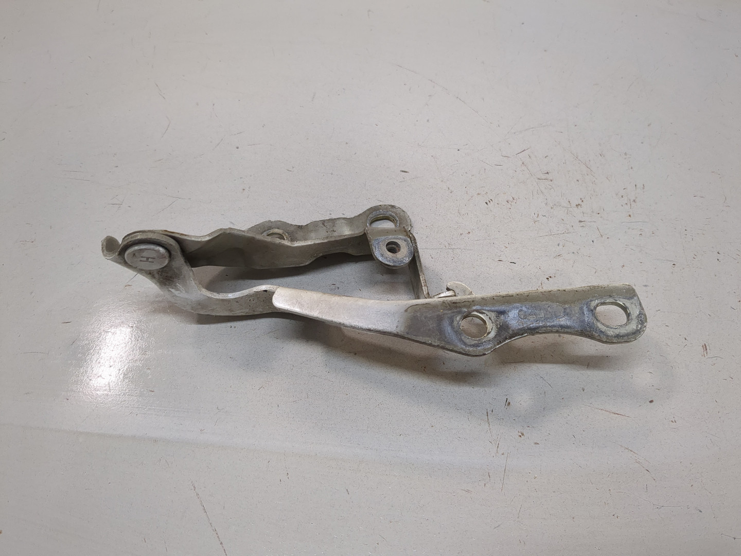 Петля капота левая