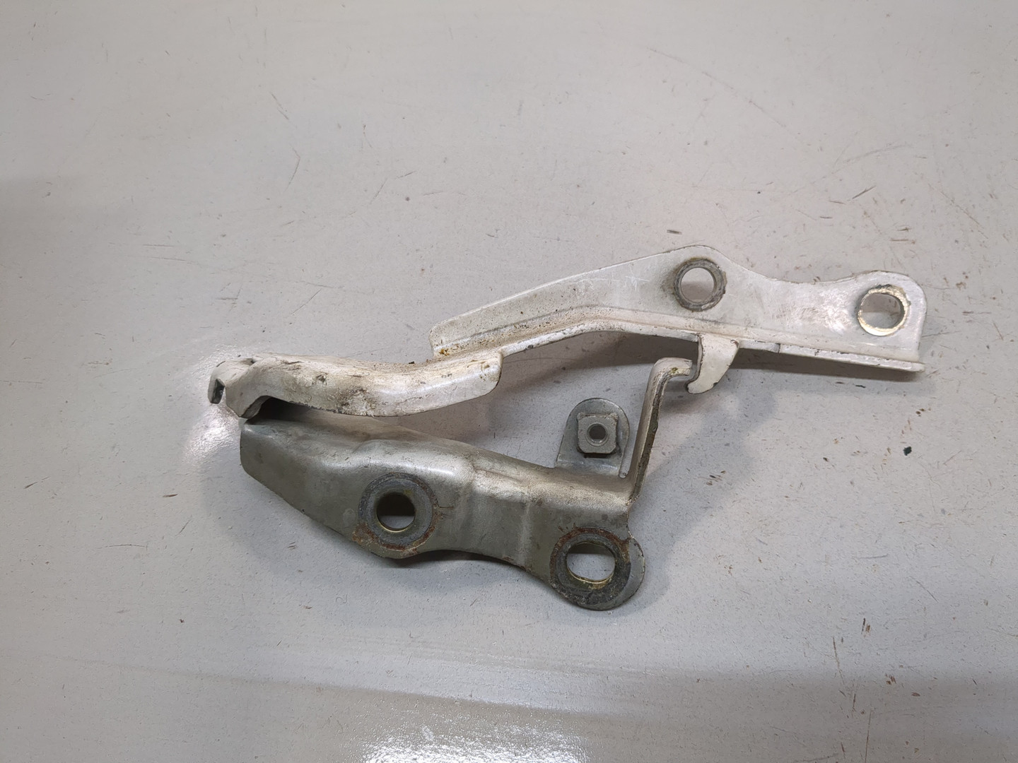 Петля капота левая