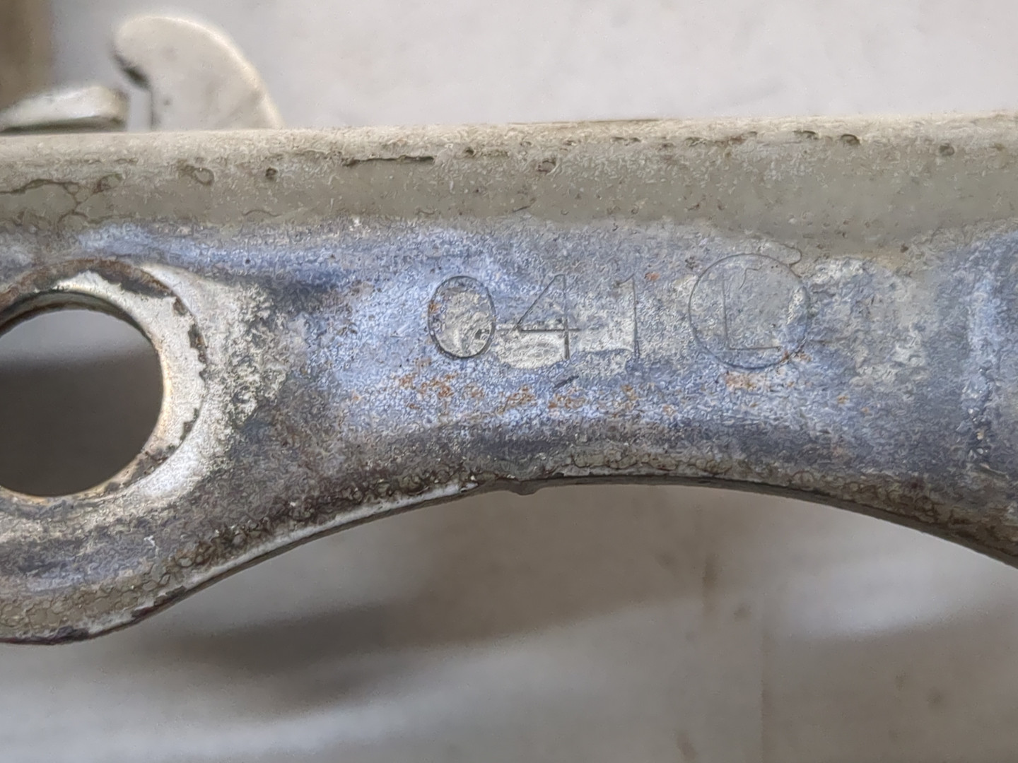 Петля капота левая