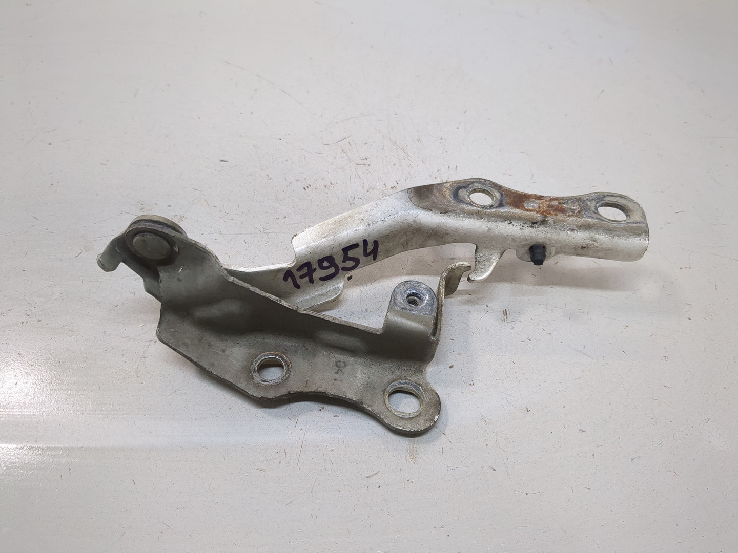 Петля капота правая