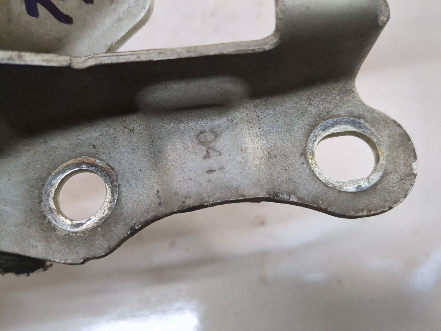 Петля капота правая