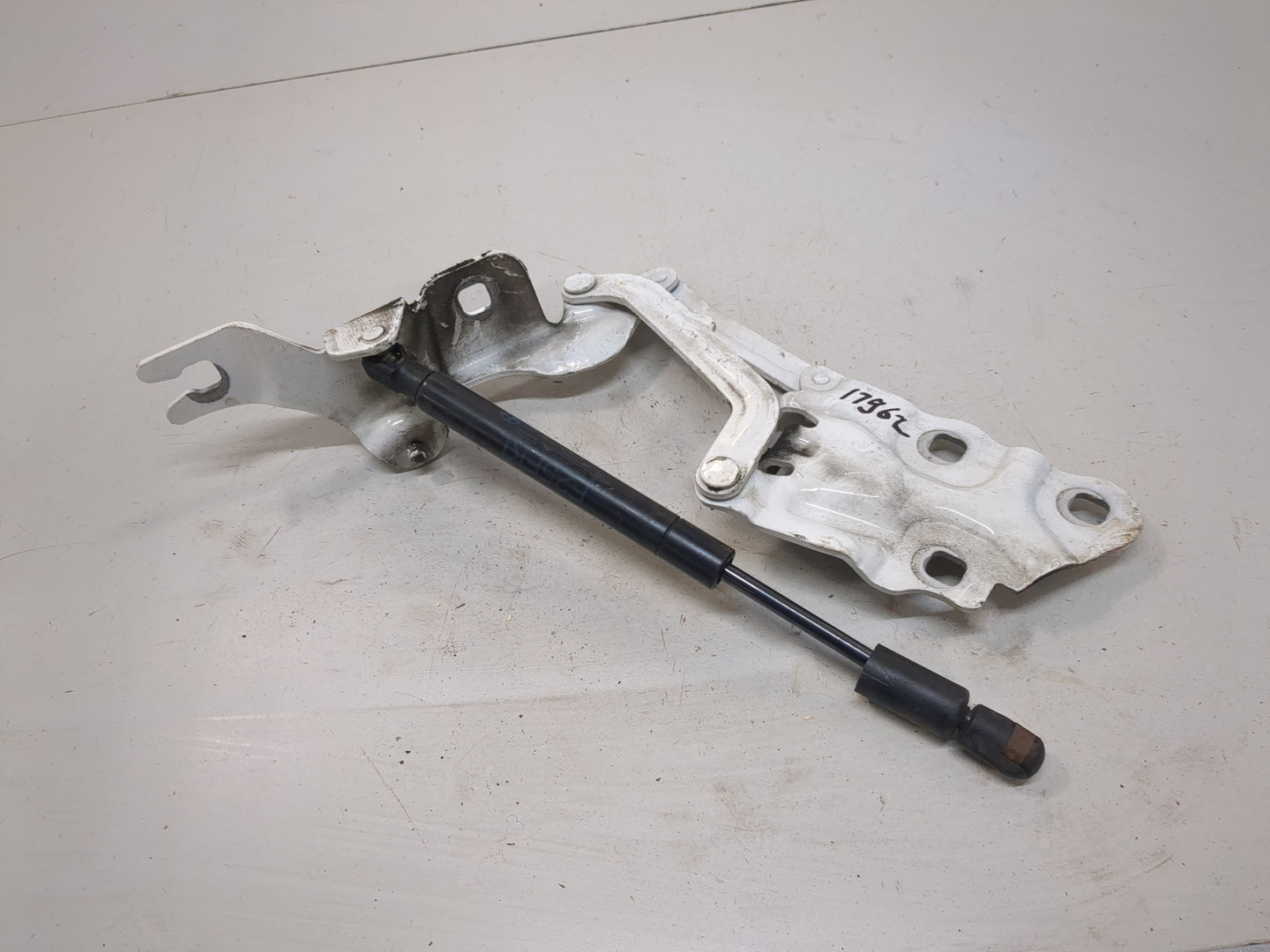 Петля капота правая