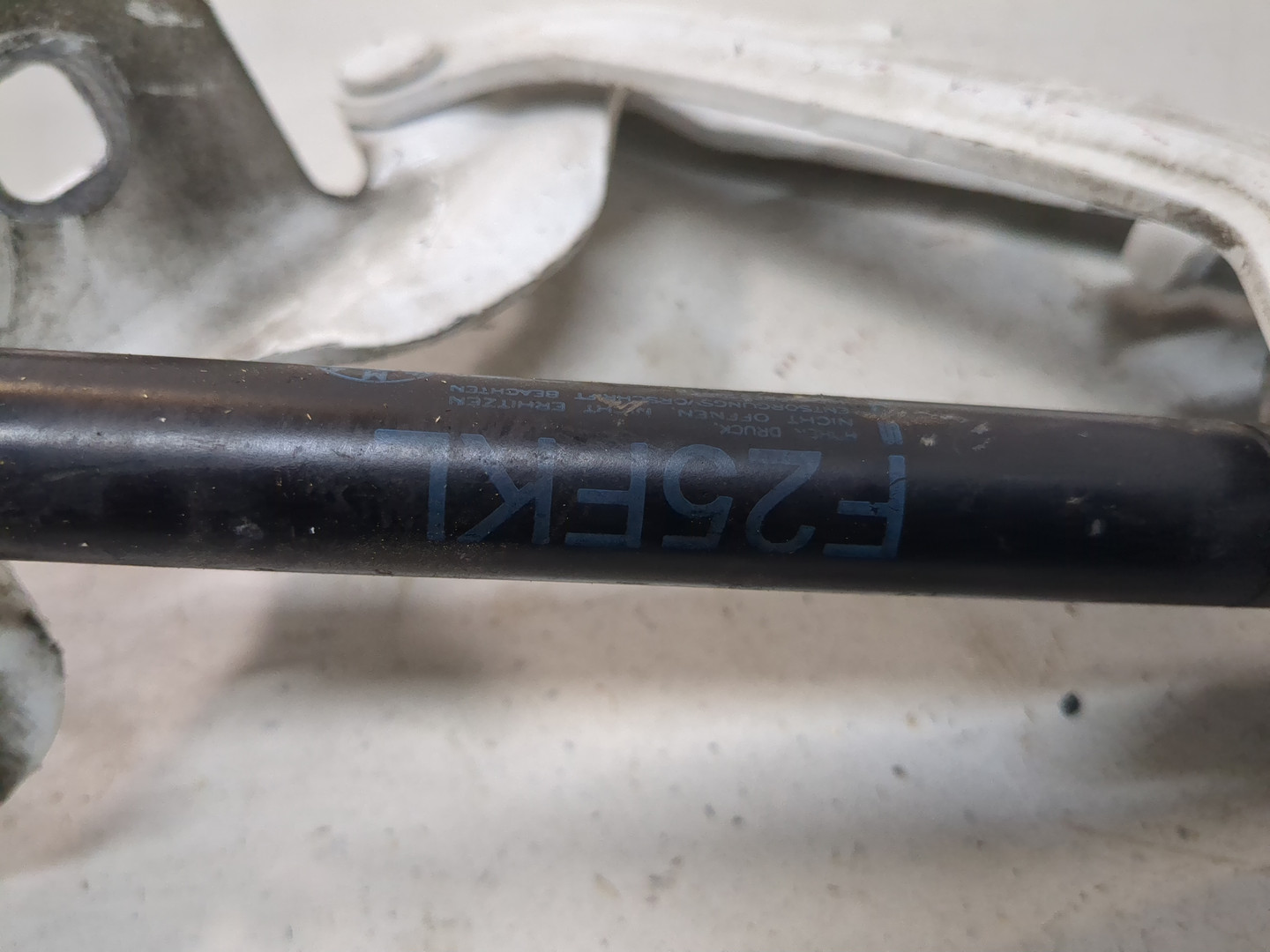 Петля капота правая