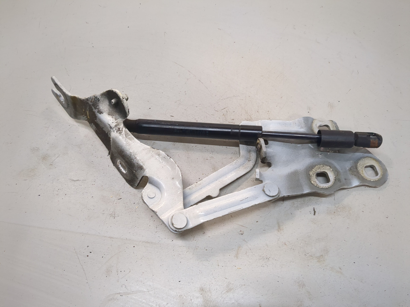 Петля капота правая