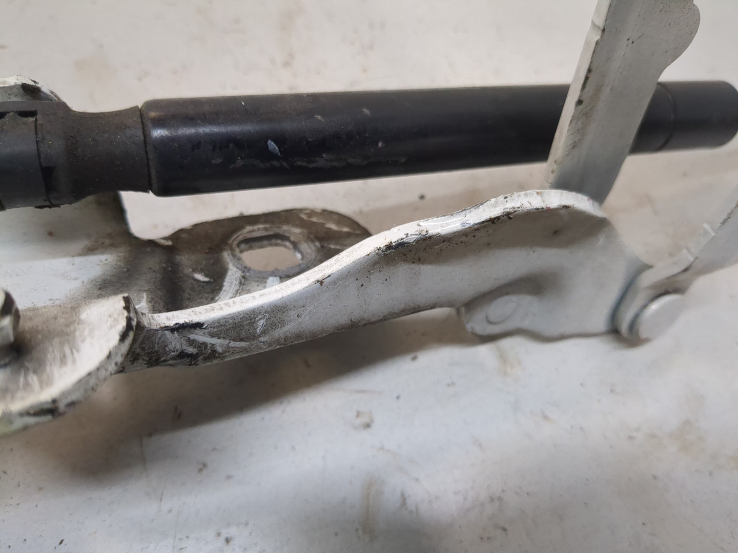 Петля капота правая