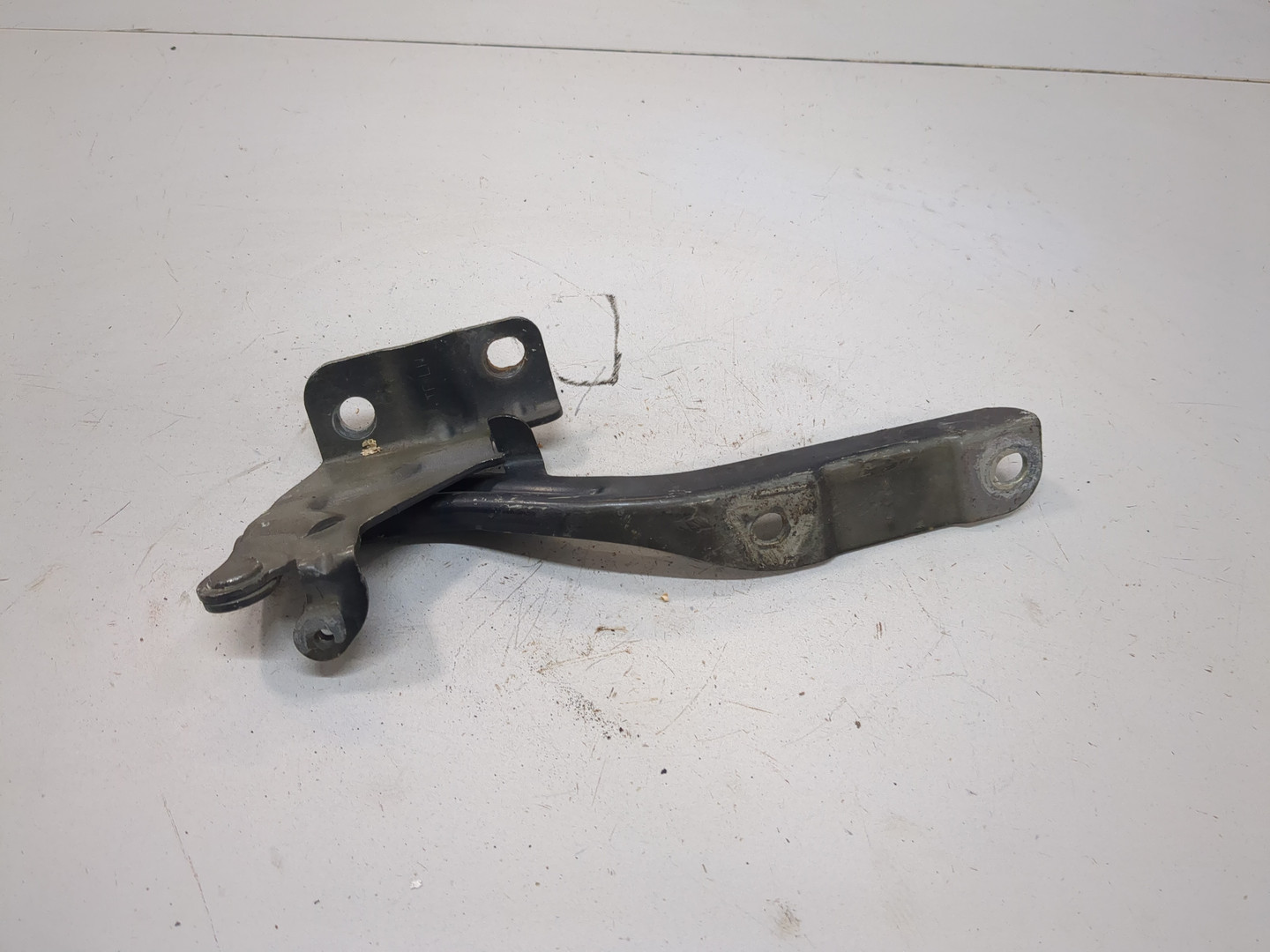 Петля капота левая