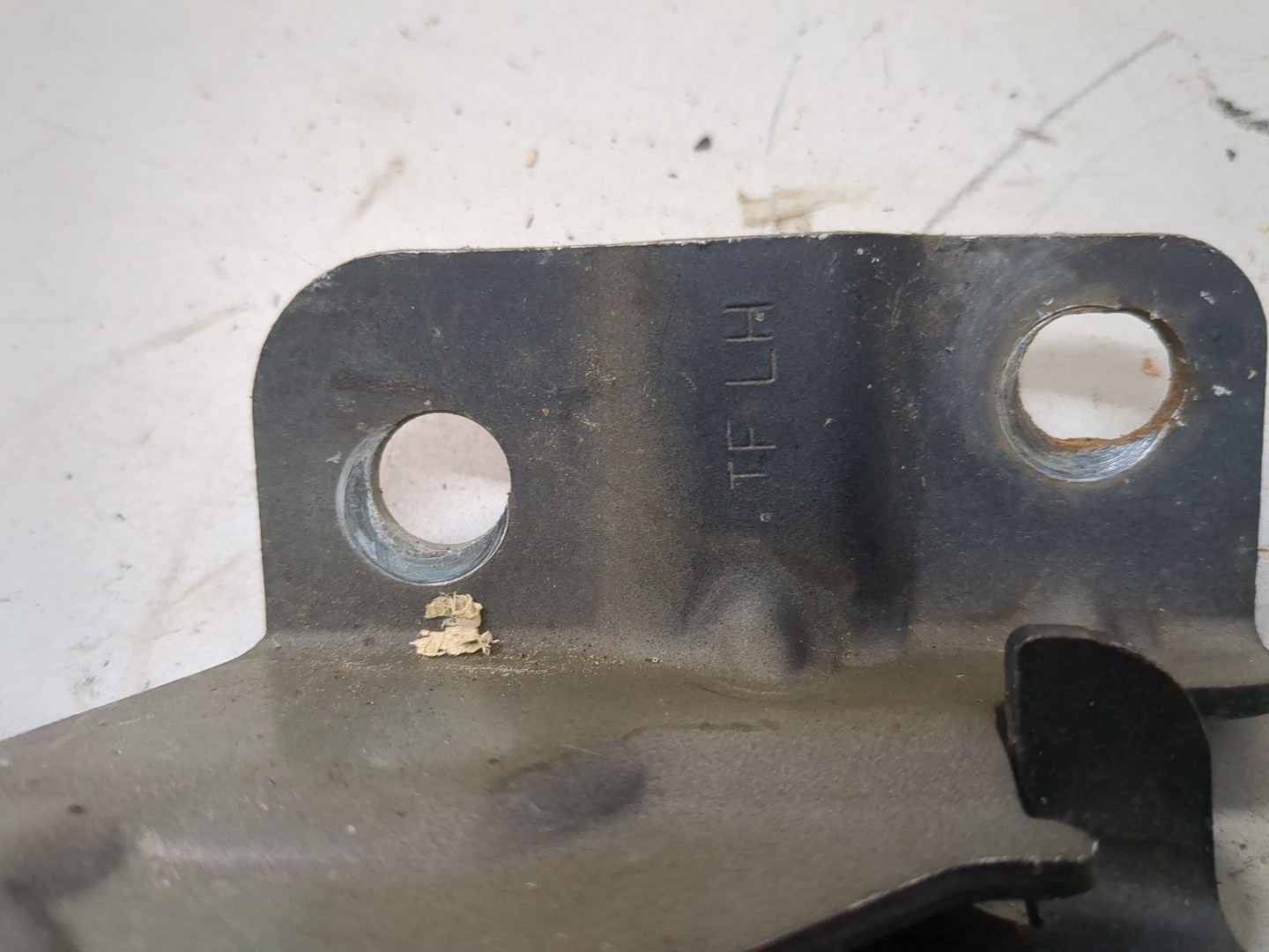 Петля капота левая