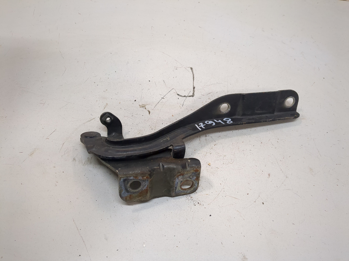 Петля капота левая