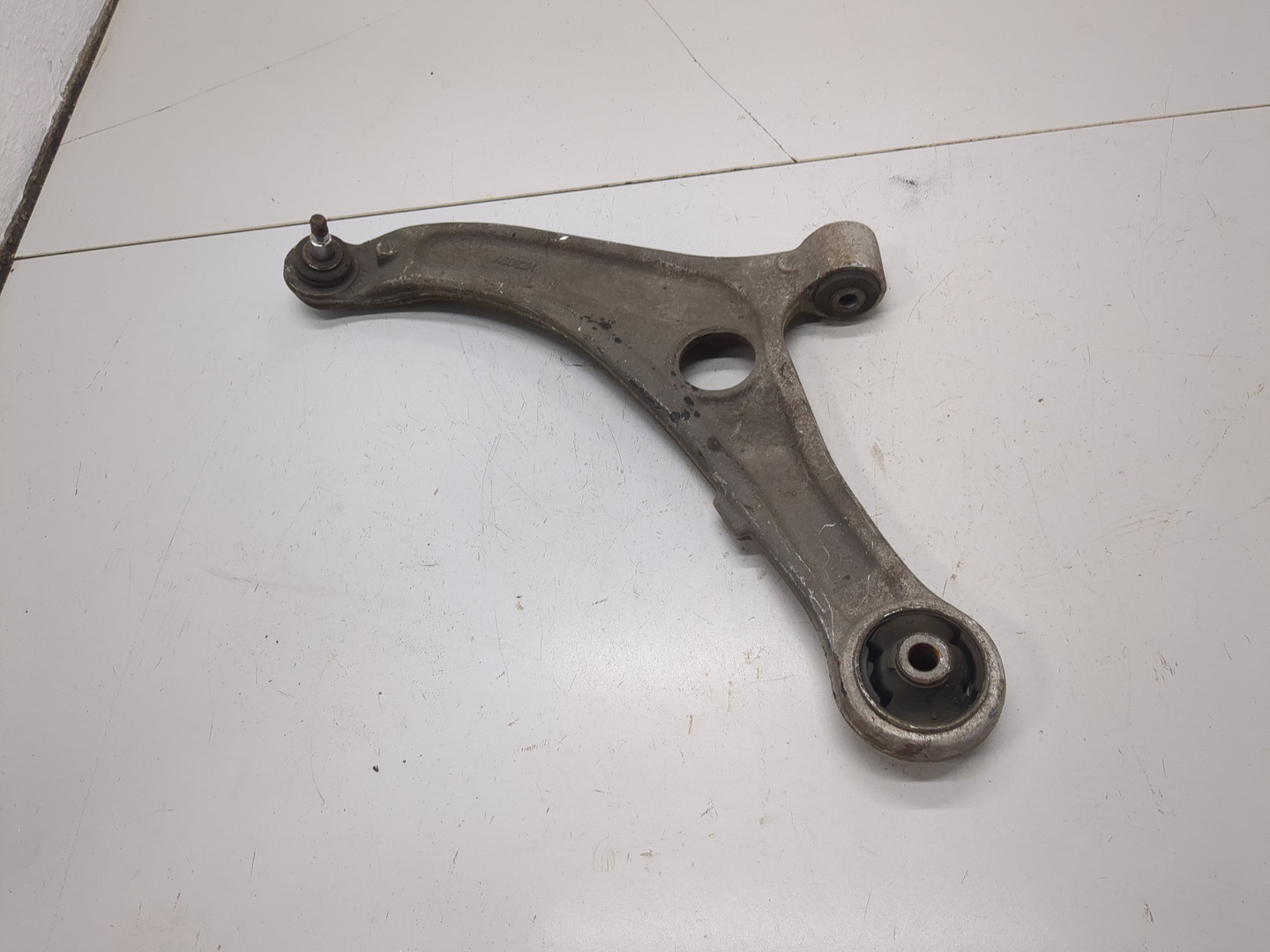 Рычаг передний левый