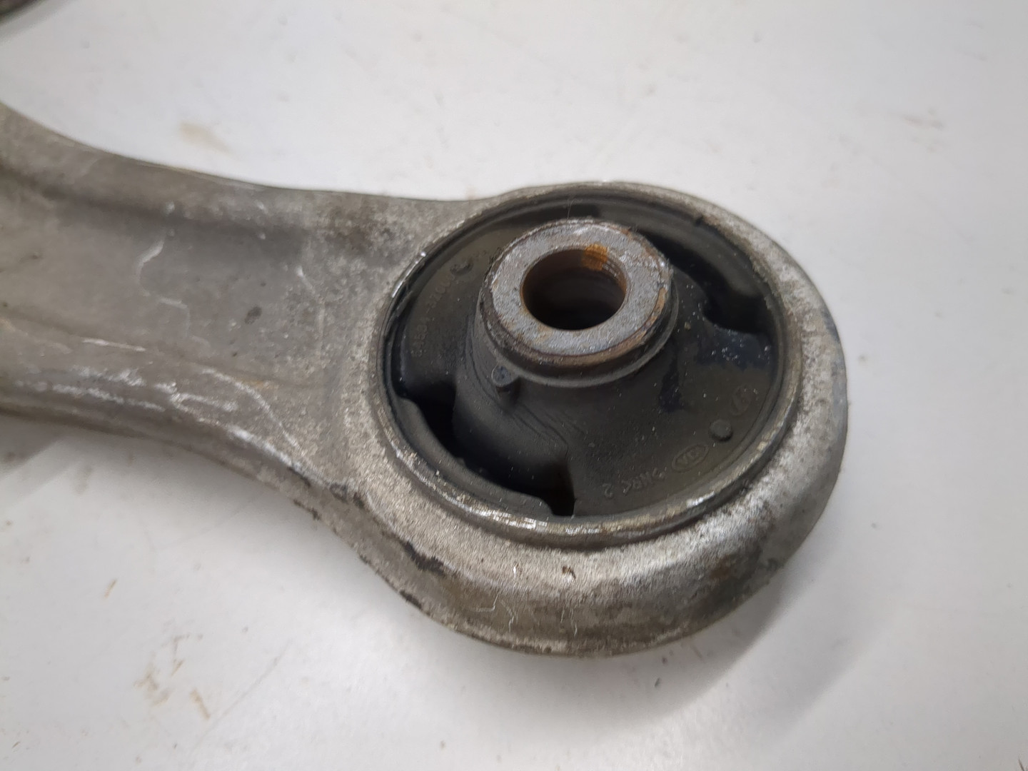 Рычаг передний левый