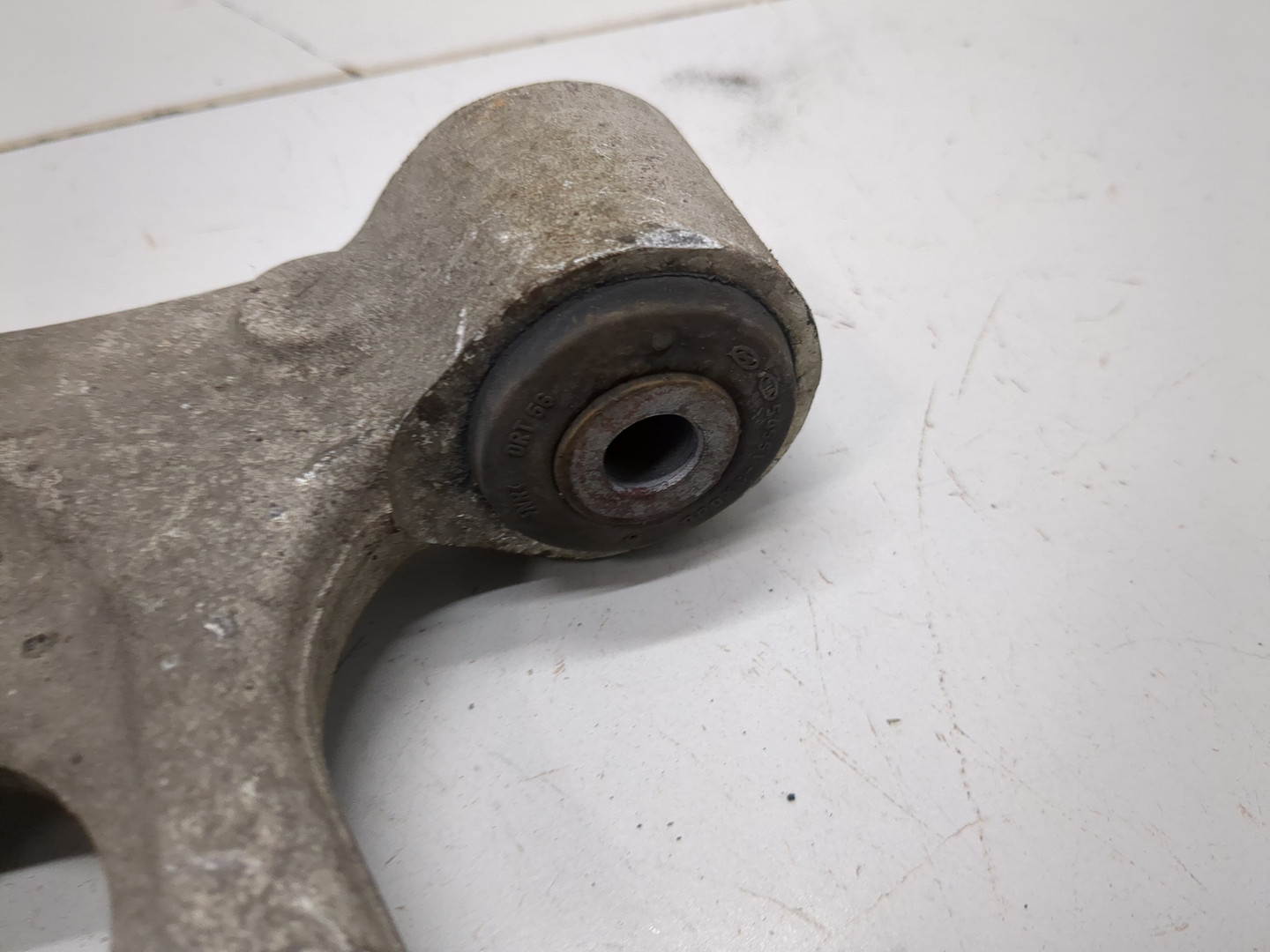 Рычаг передний левый