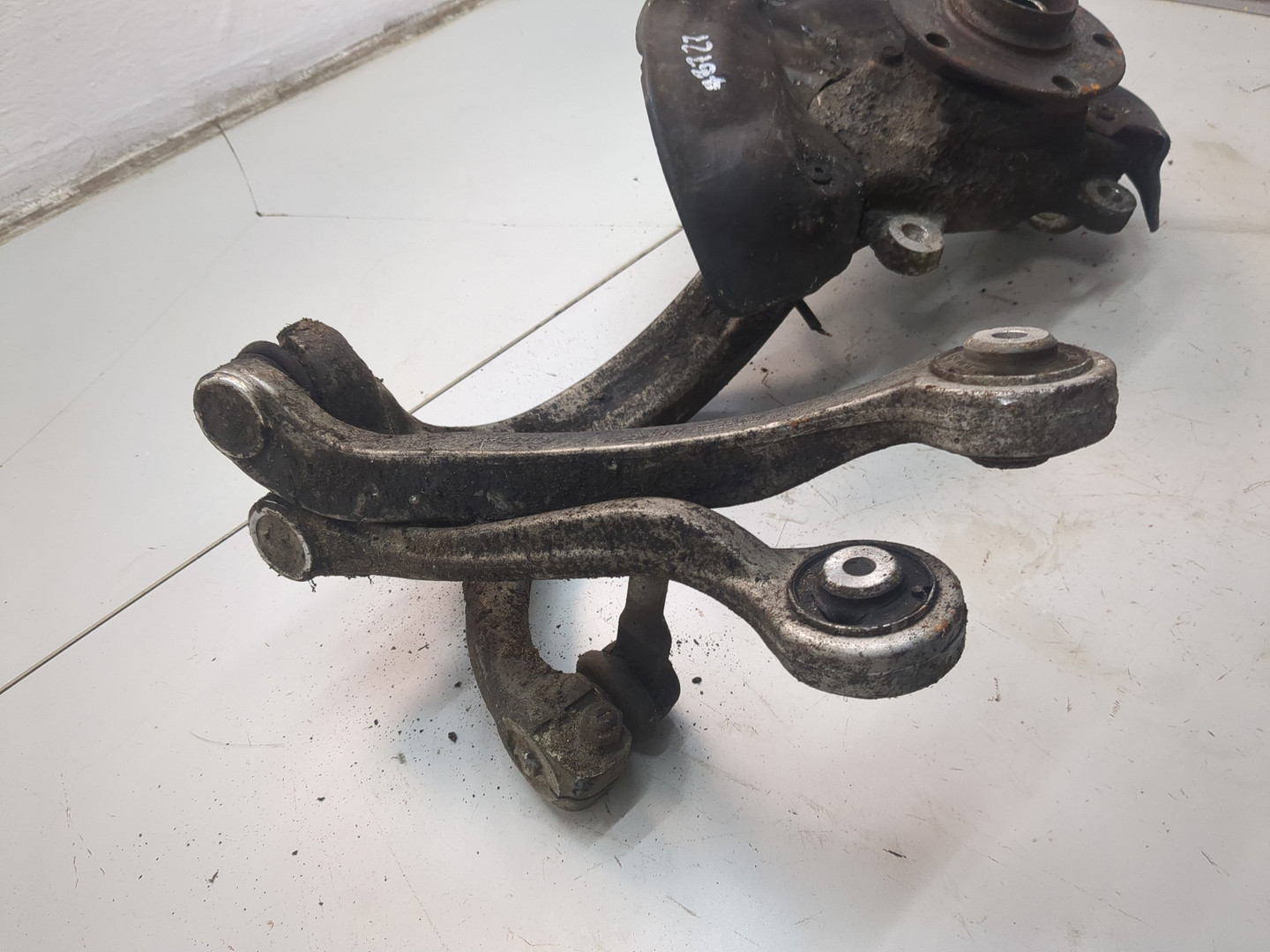 Кулак поворотный передний правый