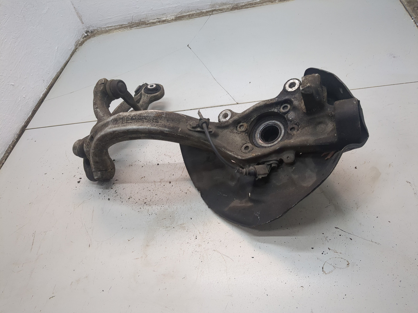 Кулак поворотный передний правый