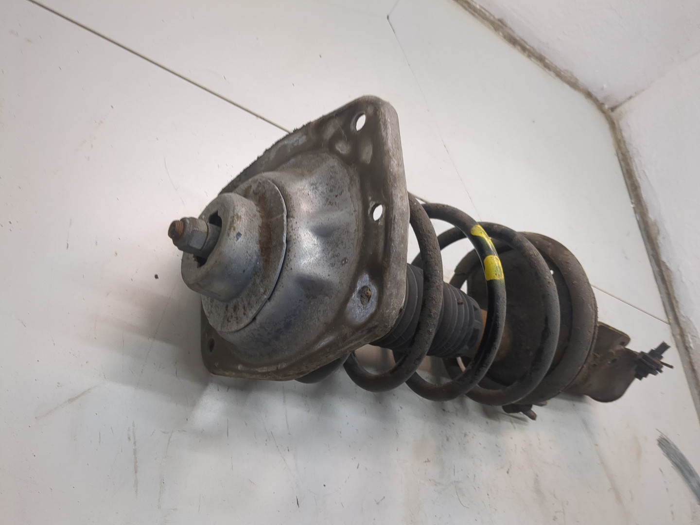 Амортизатор передний левый