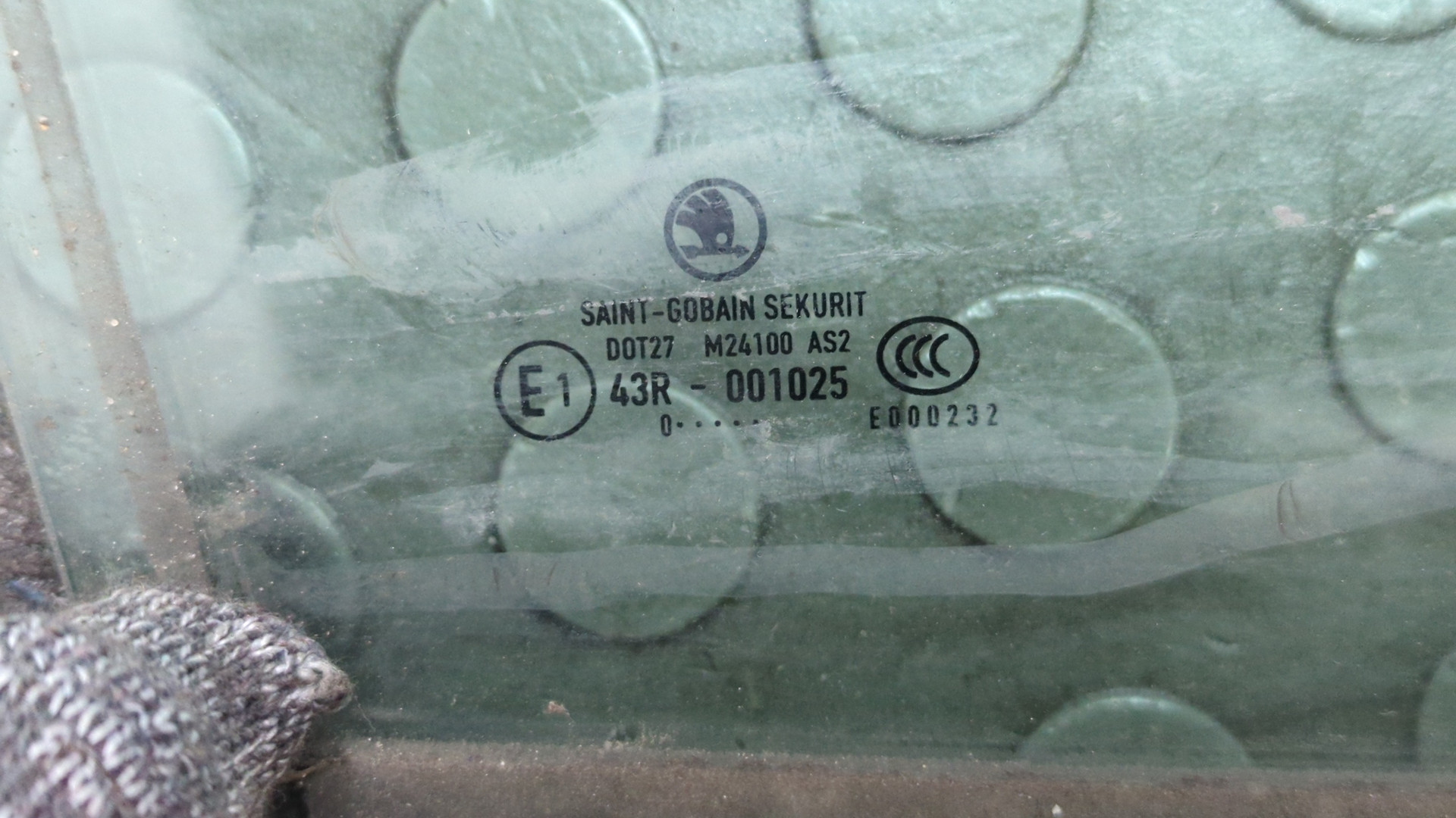 Стекло двери передней правой