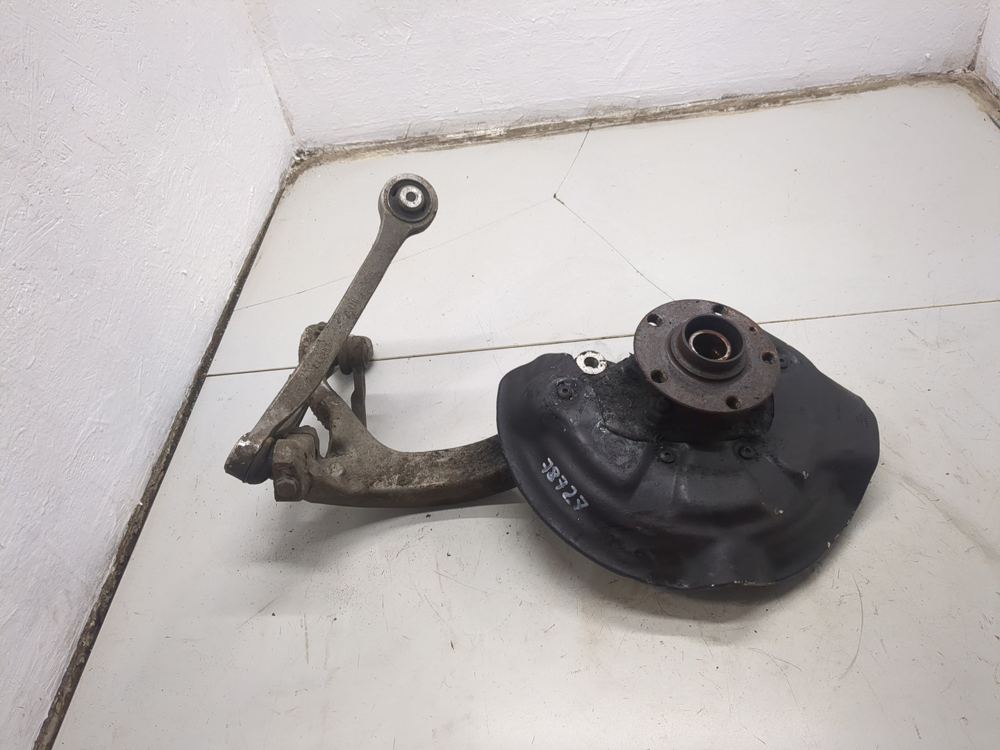 Кулак поворотный передний правый