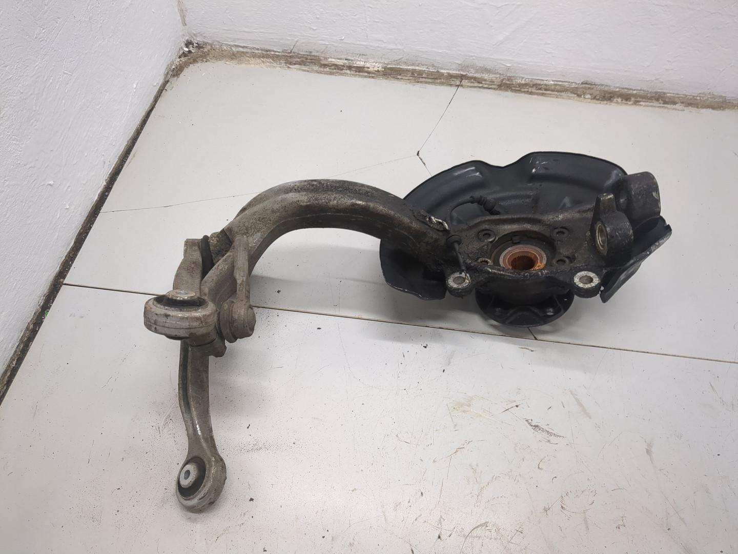 Кулак поворотный передний правый