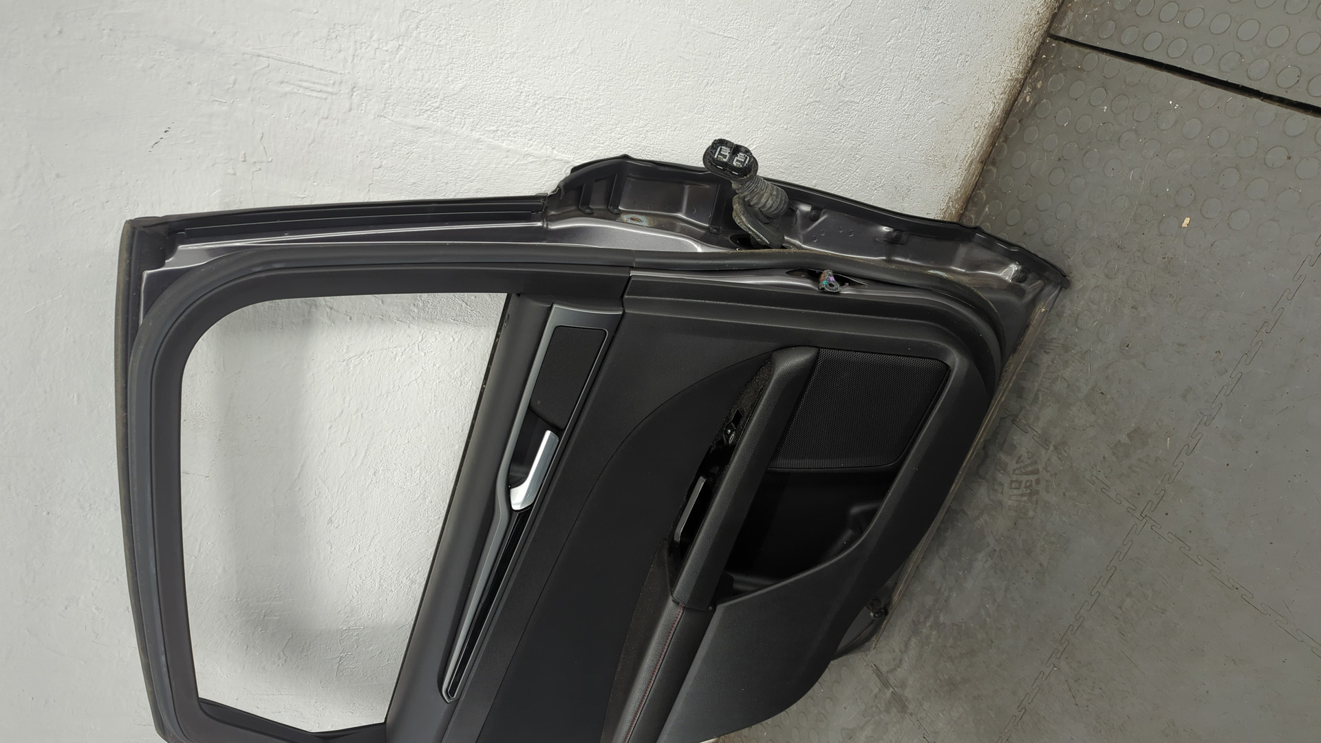 Дверь задняя левая