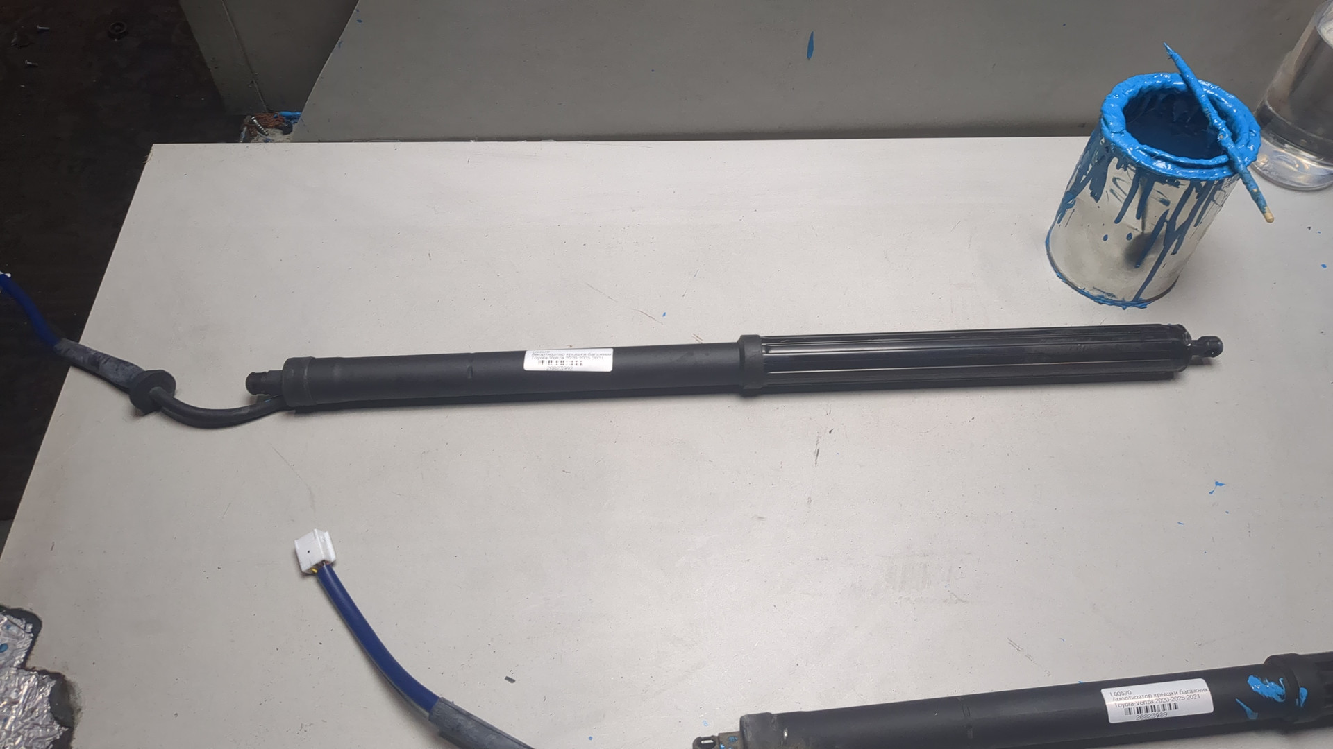 Амортизатор крышки багажника