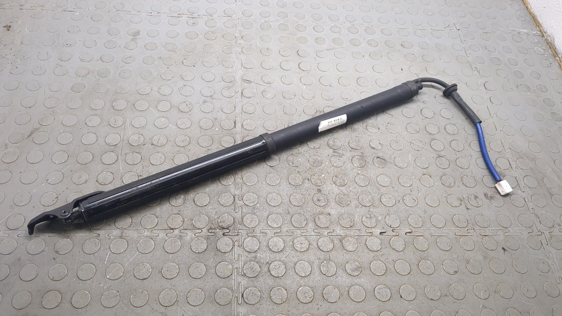 Амортизатор крышки багажника