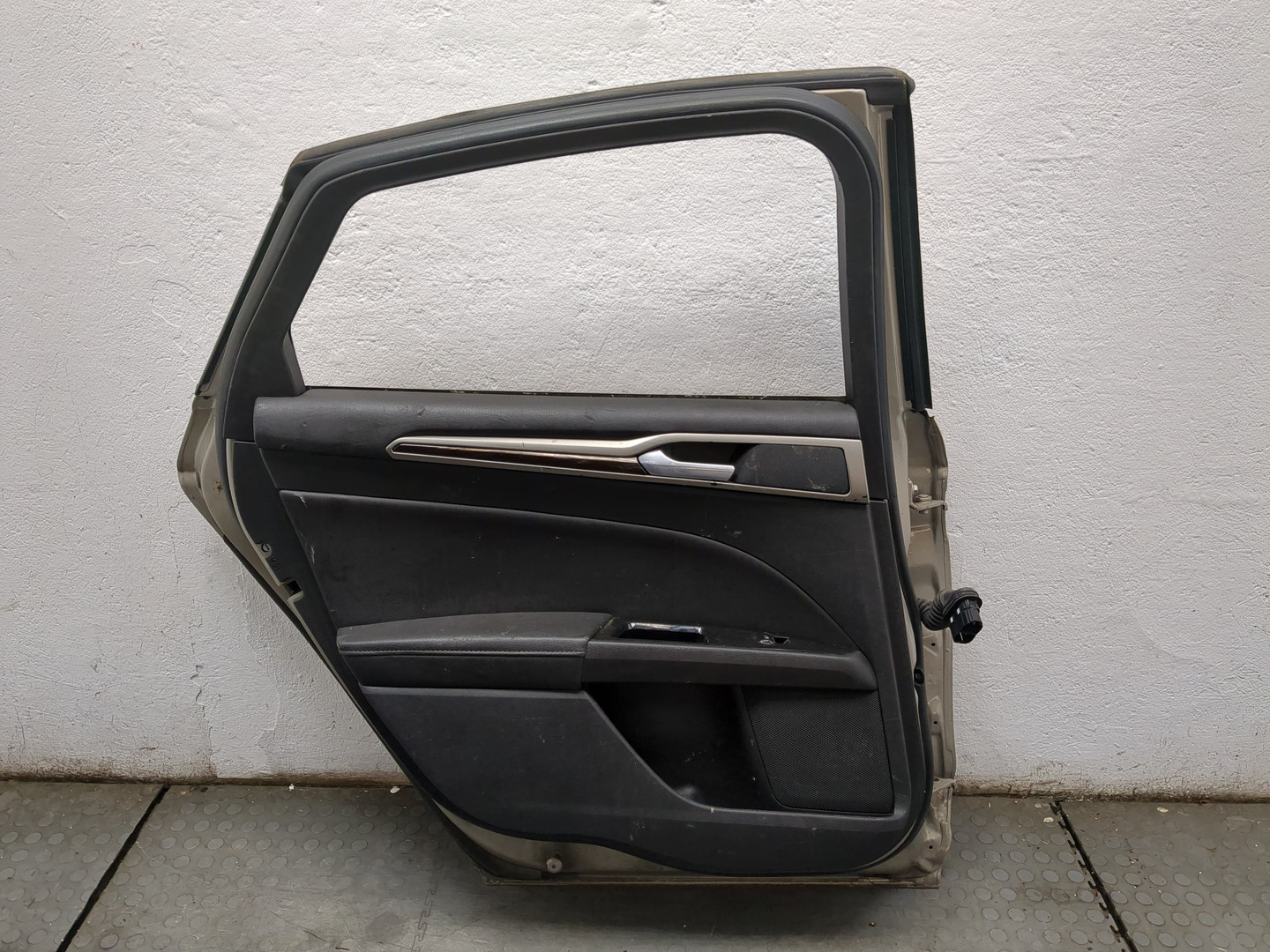 Дверь задняя левая