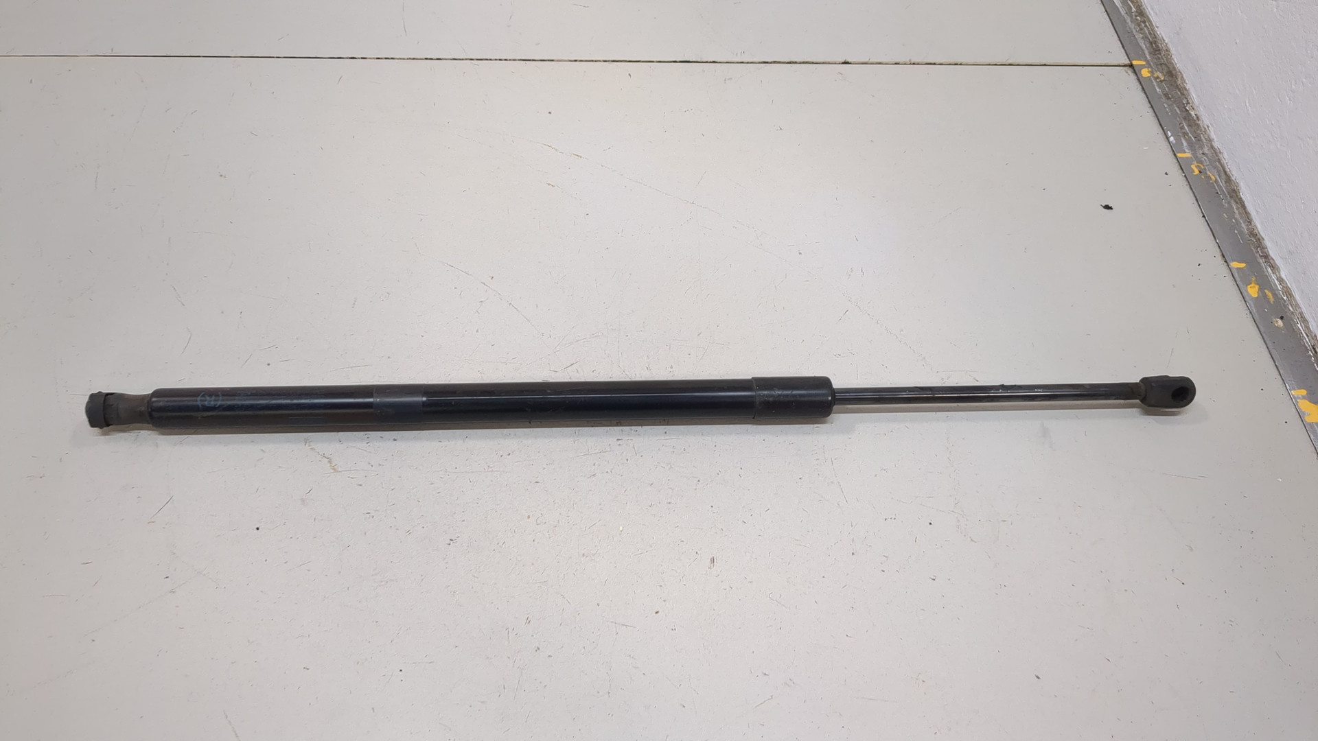 Амортизатор крышки багажника