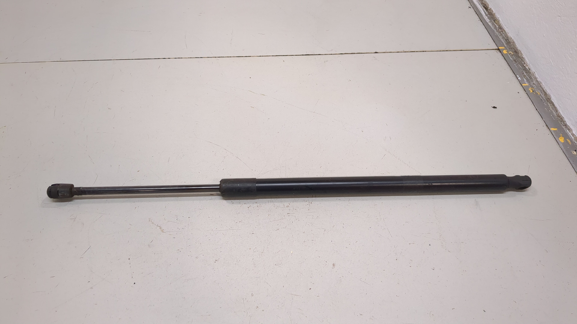 Амортизатор крышки багажника