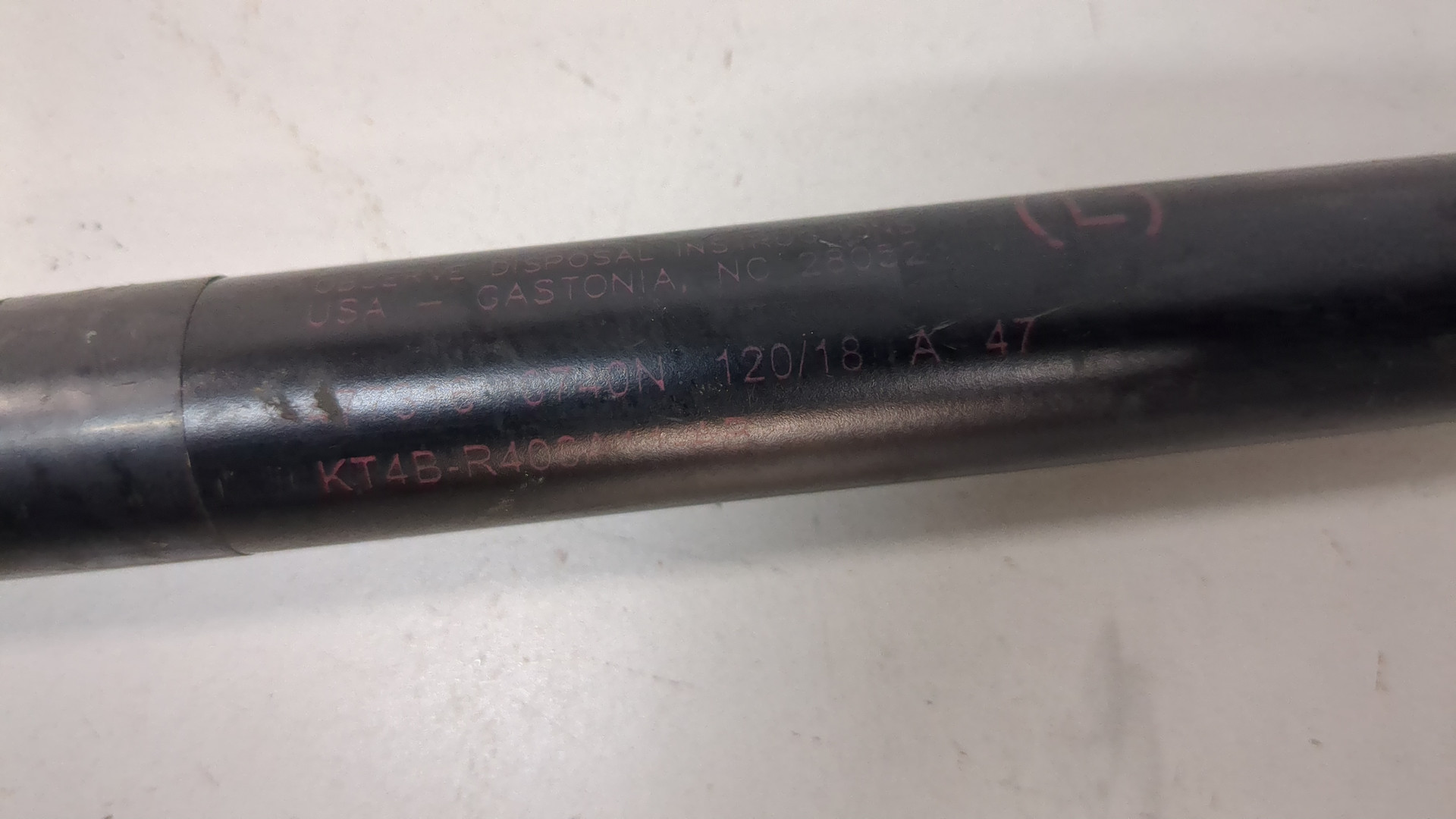 Амортизатор крышки багажника