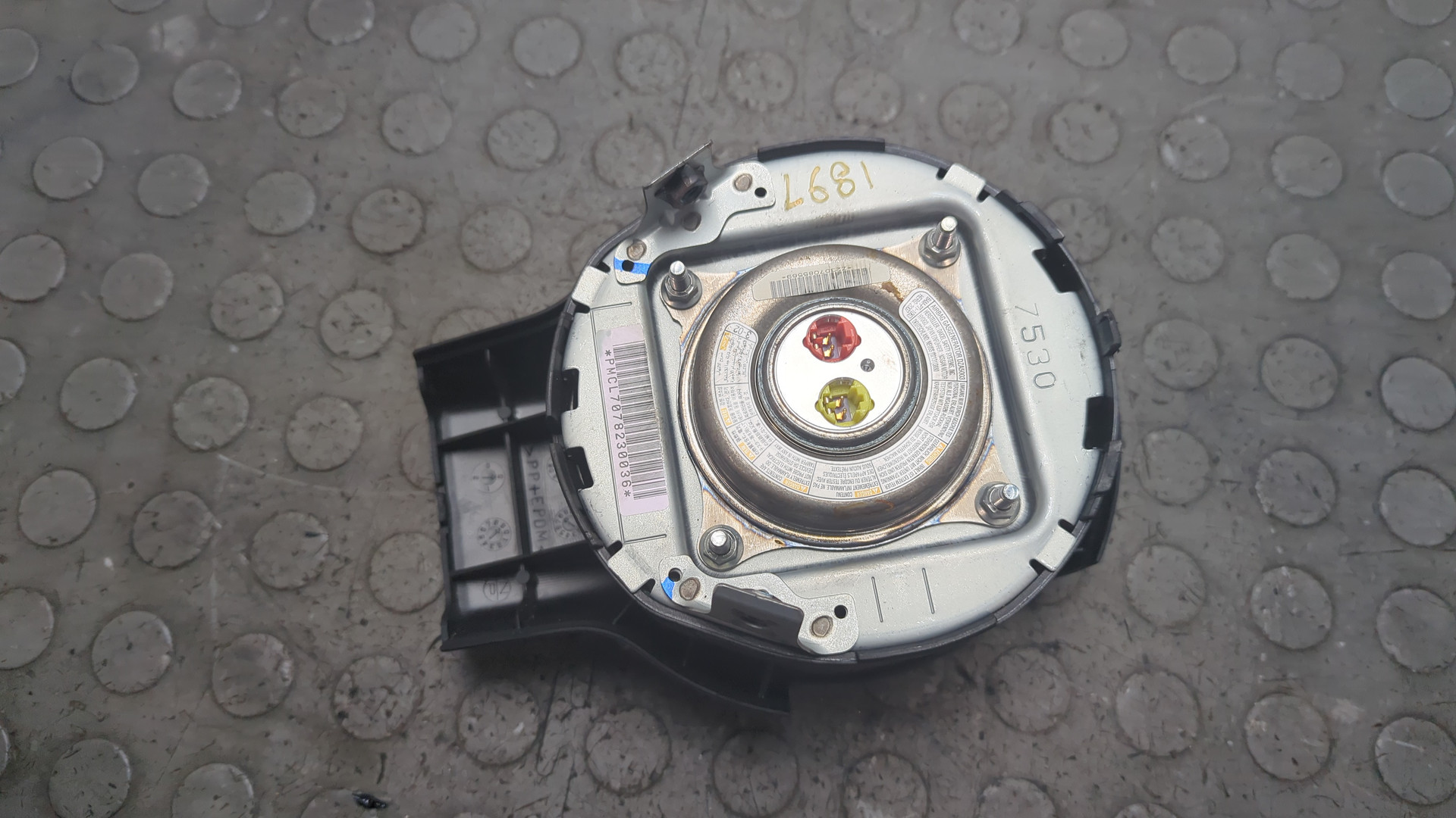 Подушка безопасности в рулевое колесо