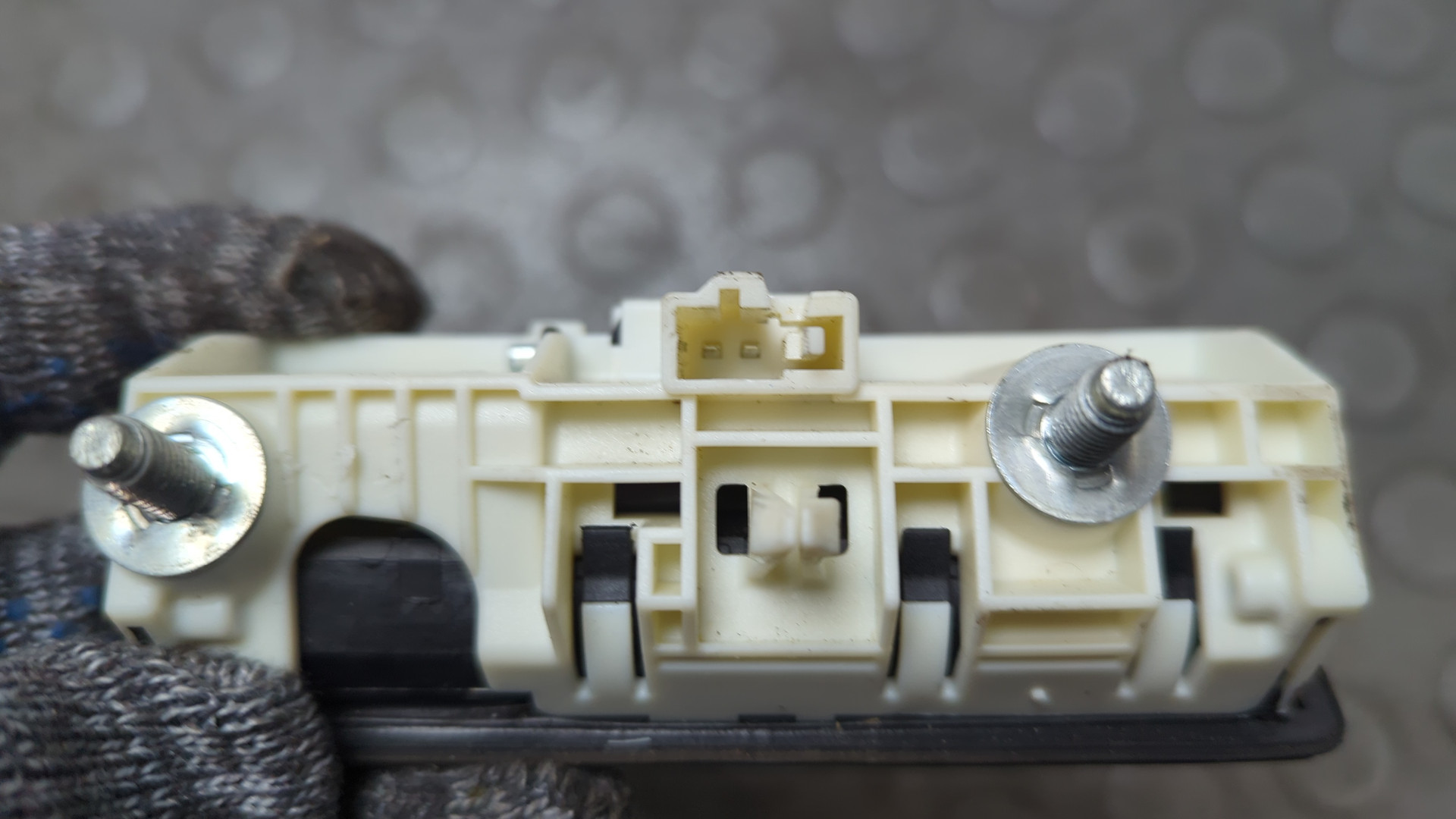 Кнопка открывания багажника