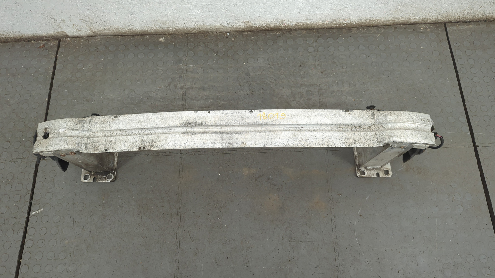 Усилитель переднего бампера