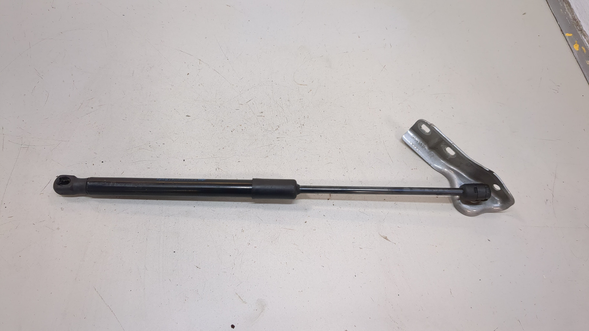 Амортизатор капота