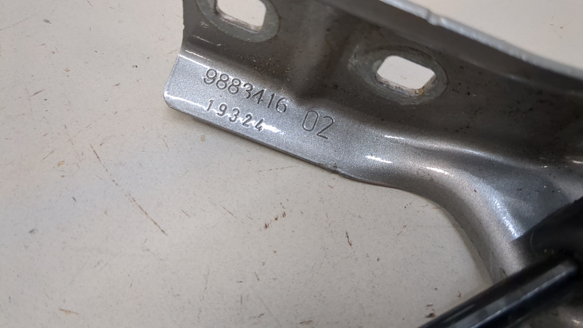 Амортизатор капота