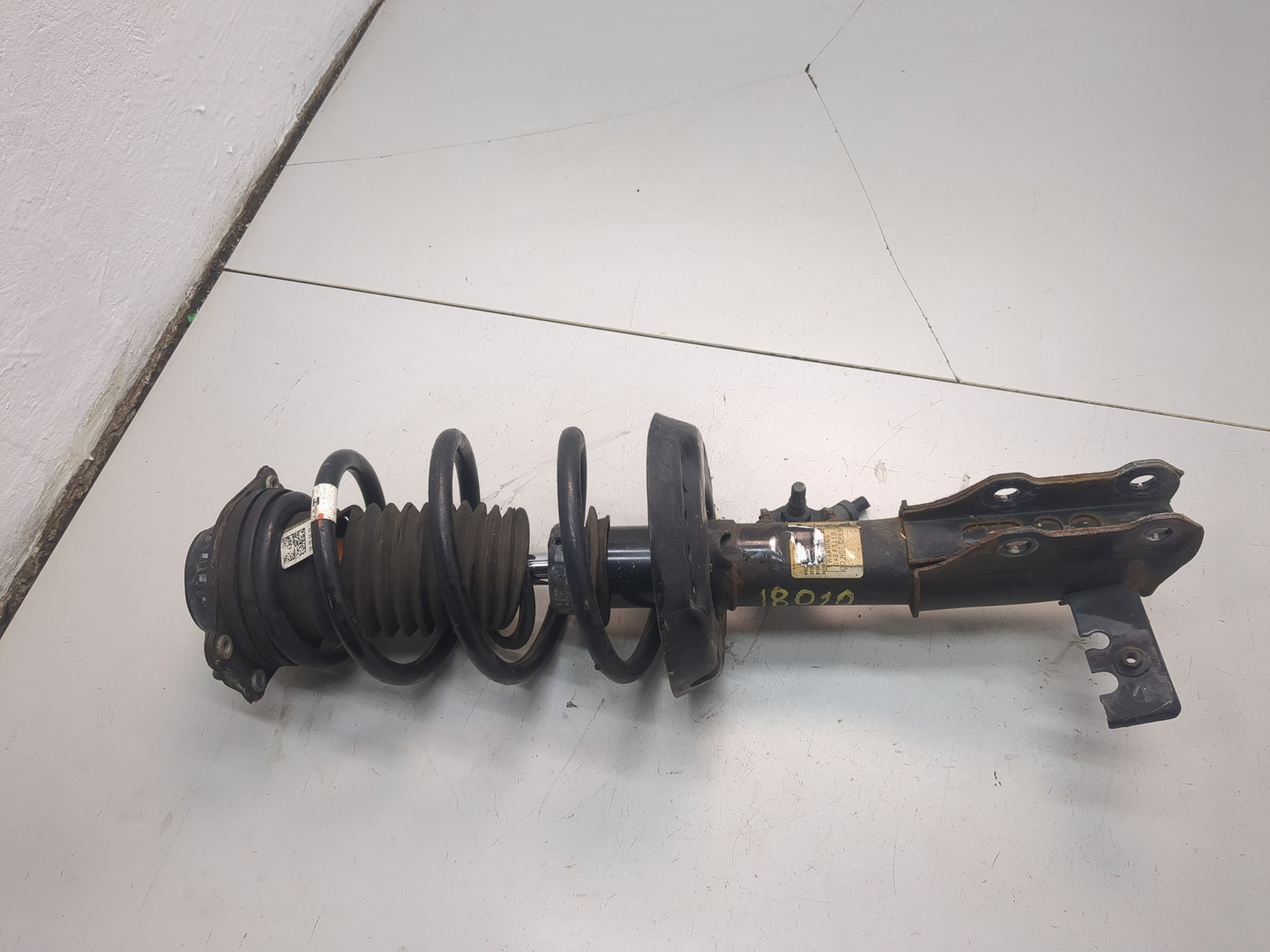 Амортизатор передний левый