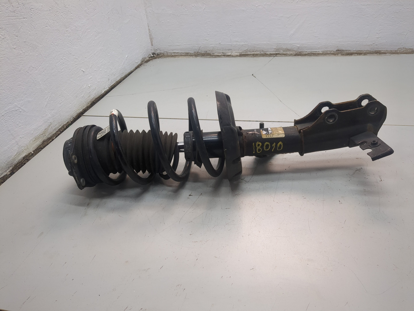 Амортизатор передний левый