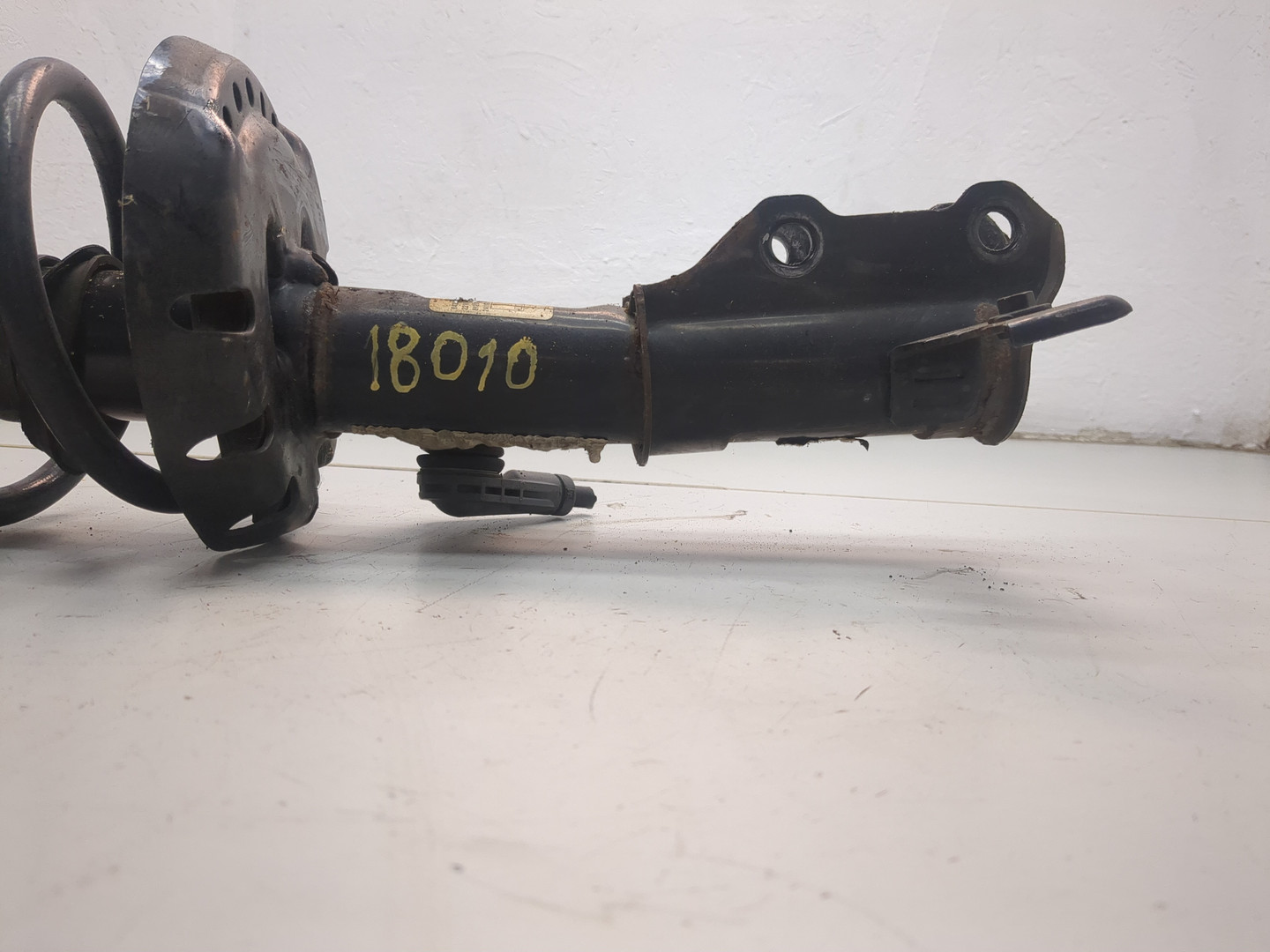 Амортизатор передний левый