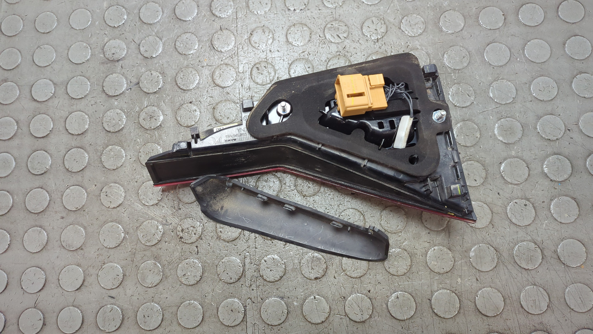 Фонарь задний внутренний левый