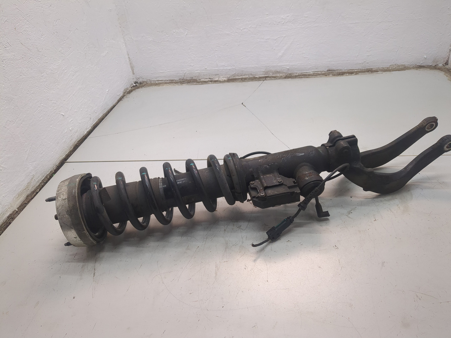 Амортизатор передний левый