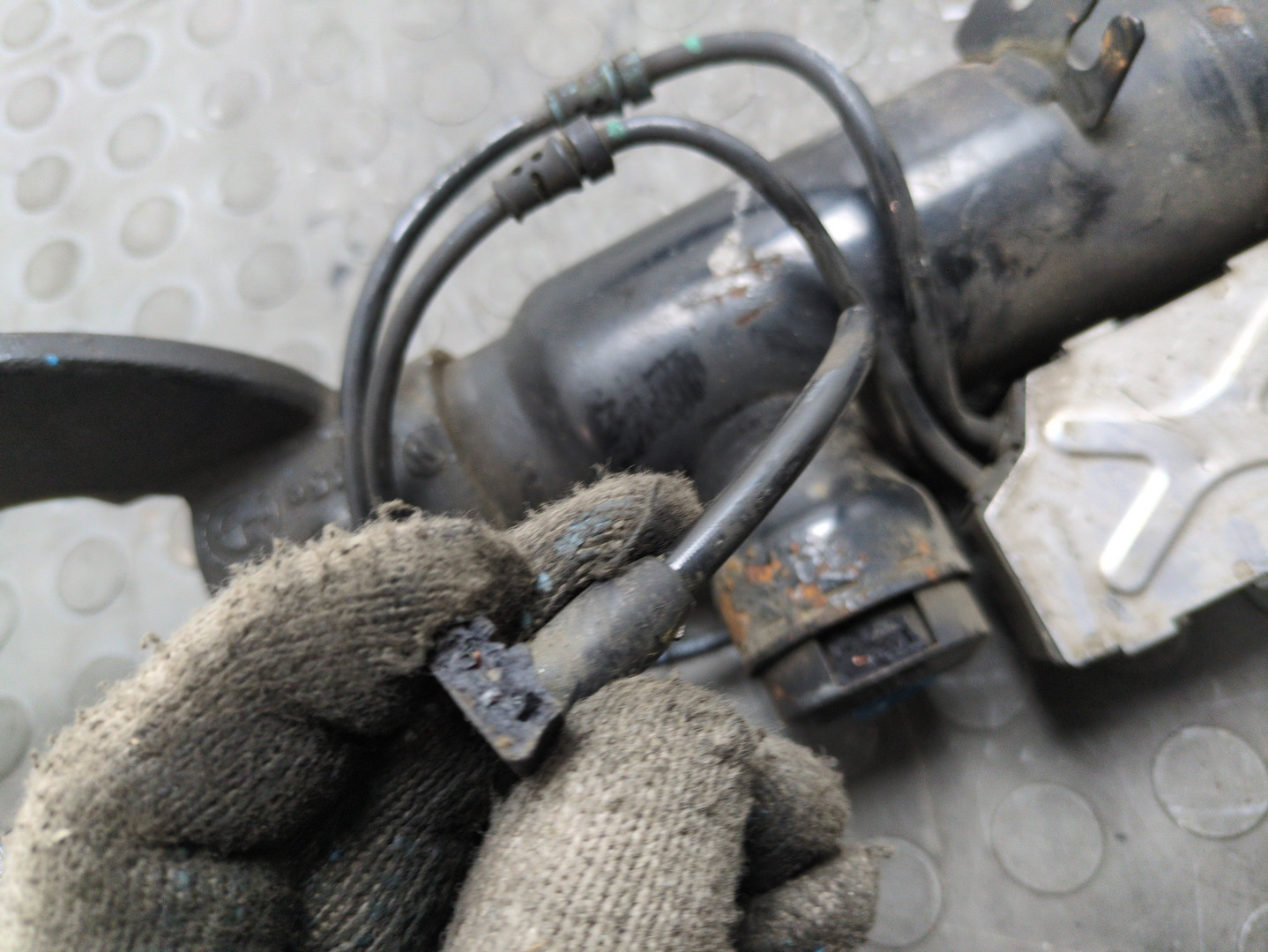 Амортизатор передний левый