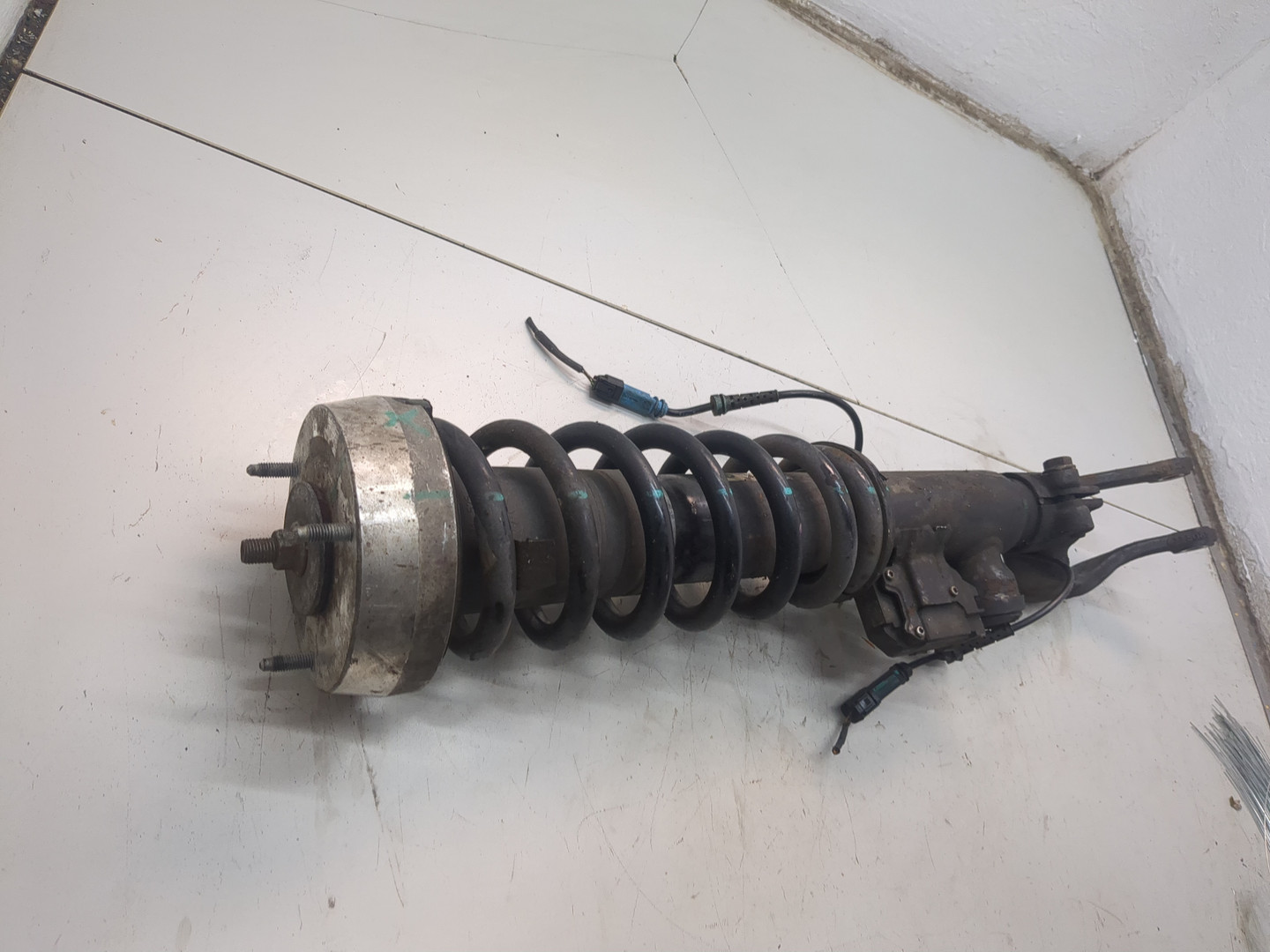 Амортизатор передний левый