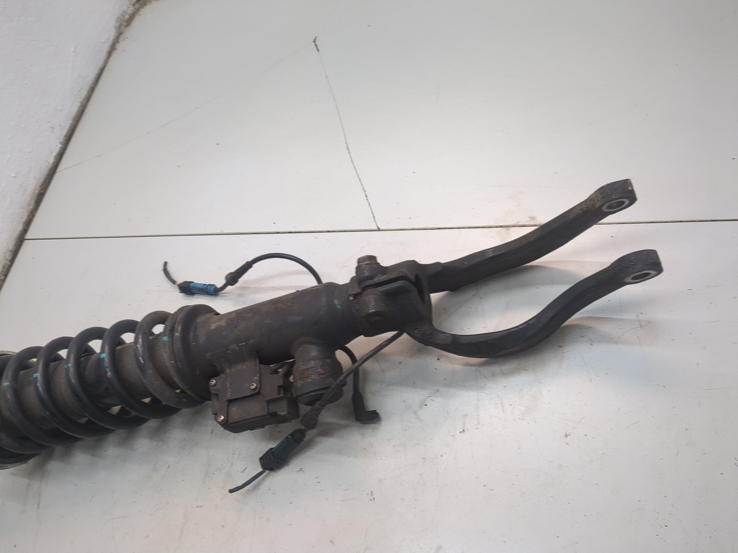 Амортизатор передний левый