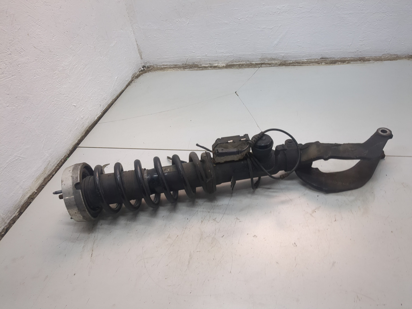 Амортизатор передний левый