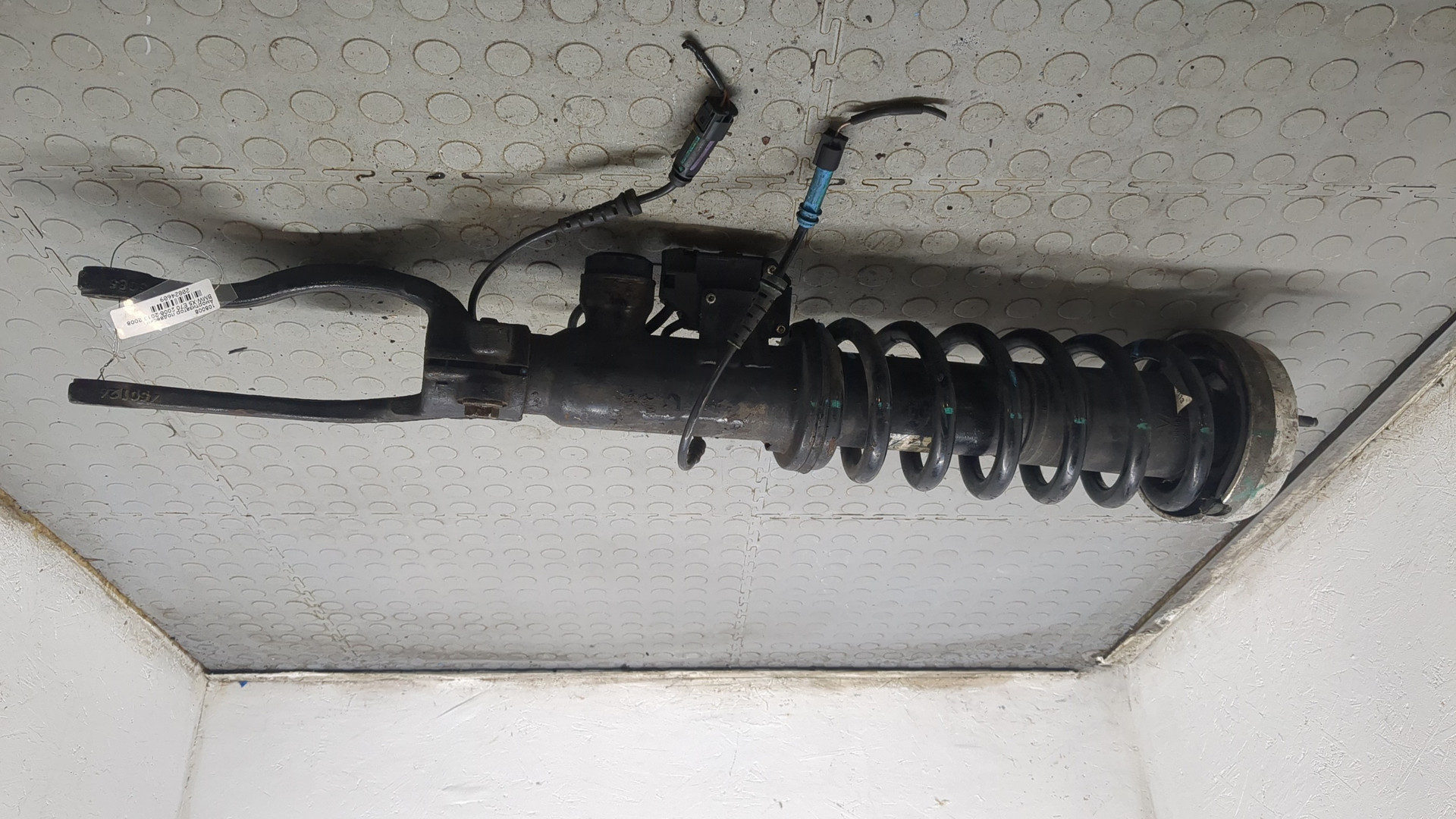 Амортизатор передний левый