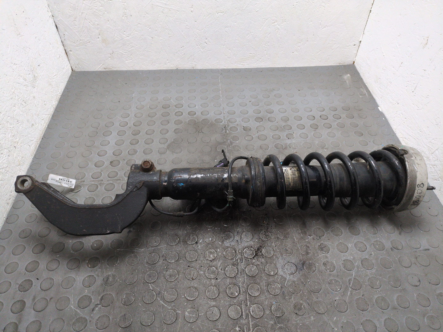 Амортизатор передний левый